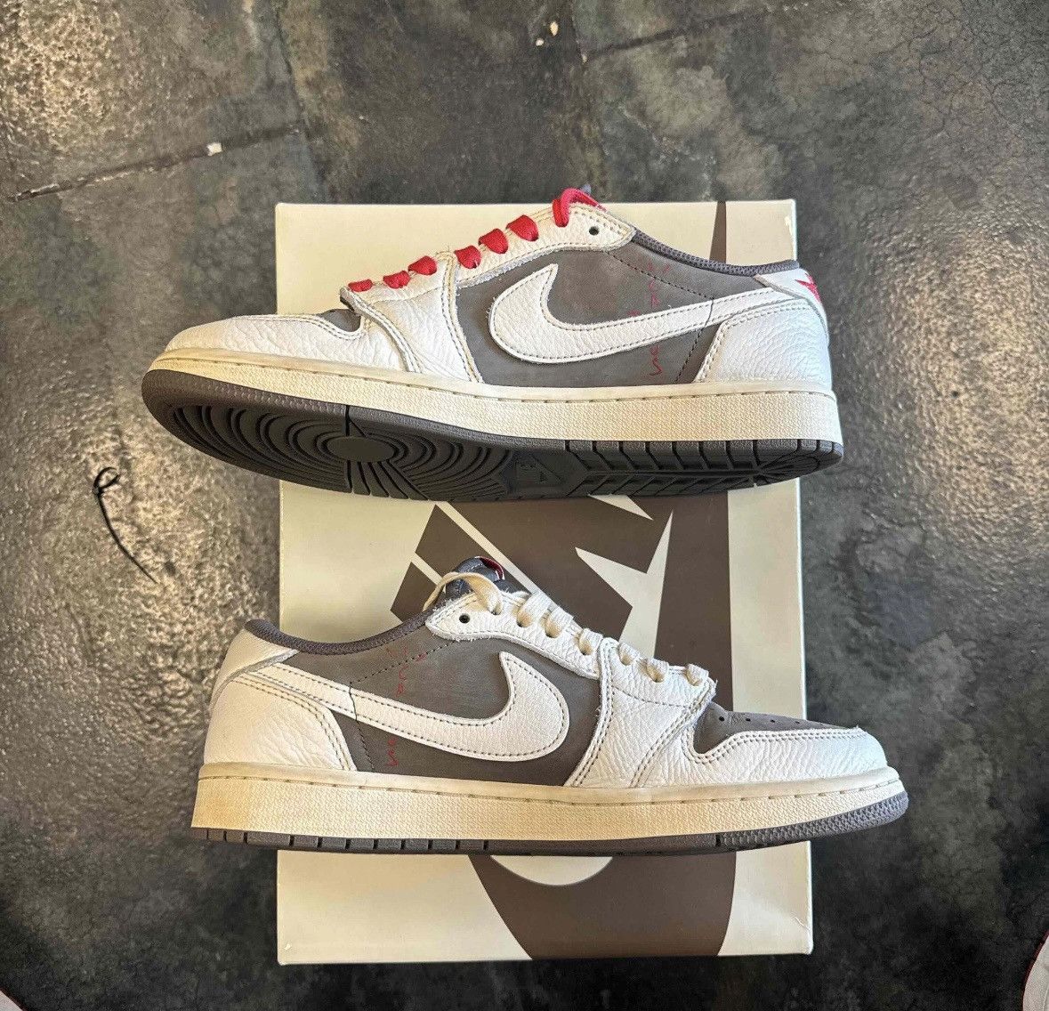 Nike × Travis Scott Jordan 1 Low Travis Reverse Mocha Size US 8.5 / EU 41-42 - 2 Thumbnail
