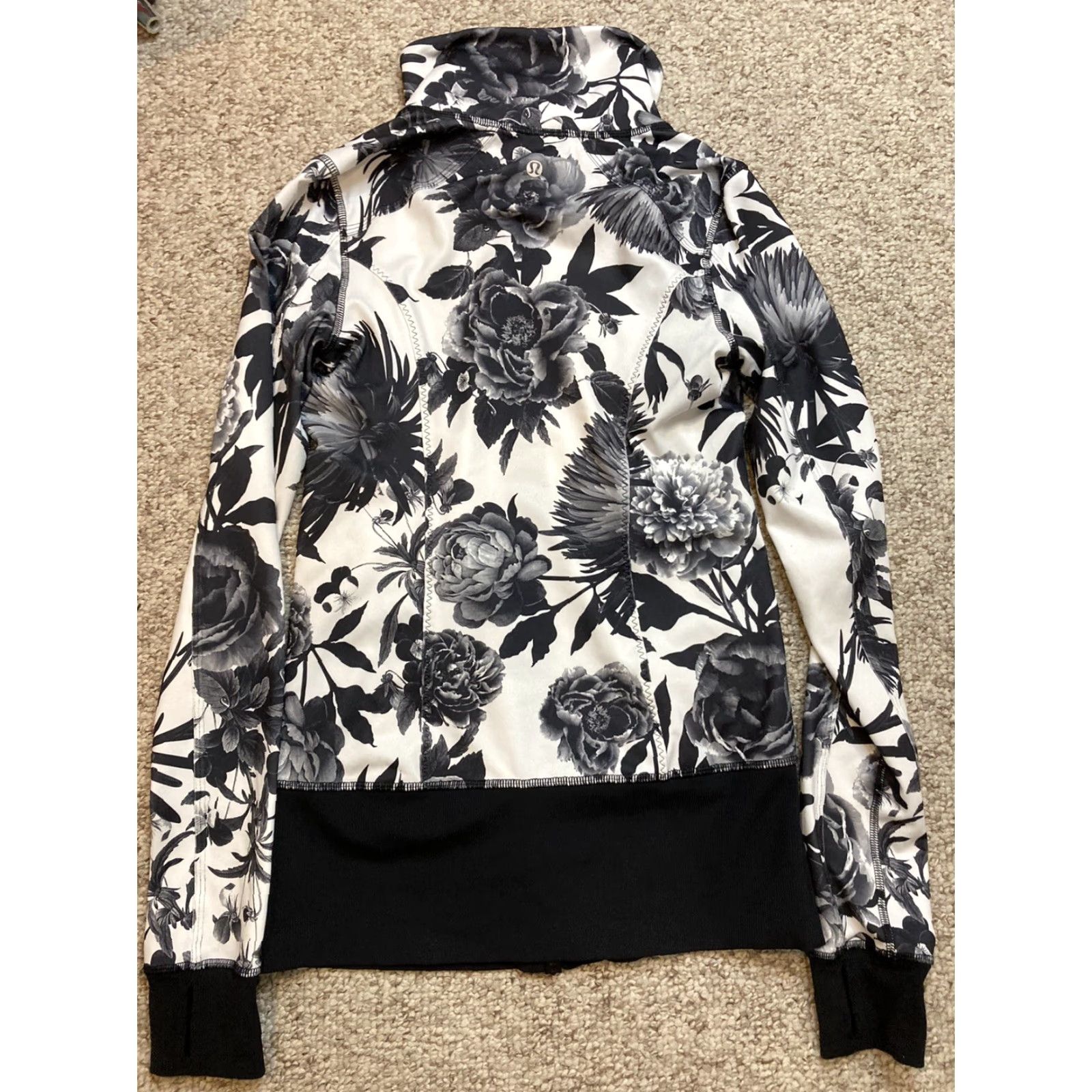 Lululemon Lululemon Nice Asana Jacket Women Sz 4 Brisk Bloom Floral Full Zip Black White Size S / US 4 / IT 40 - 5 Thumbnail