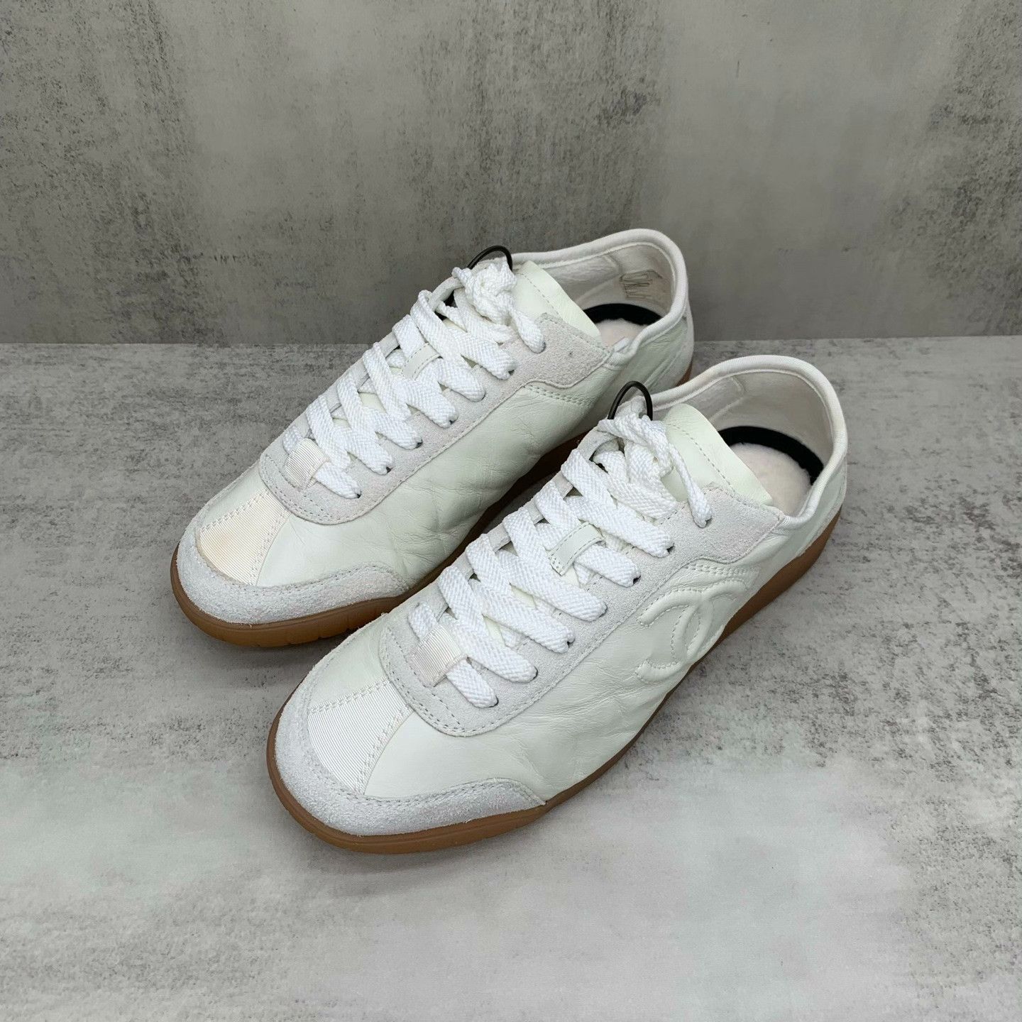 Chanel Chanel White Lowtop Sneakers L Women Size US 8 / IT 38 - 1 Thumbnail