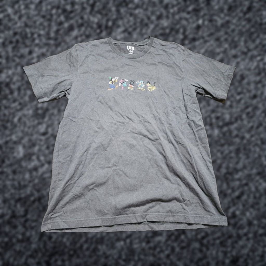 Uniqlo VINTAGE Uniqlo Disney T-Shirt Men Large Mickey Mouse Pluto Graphic Crew Neck Cotton Gray Size US L / EU 52-54 / 3 - 1 Thumbnail
