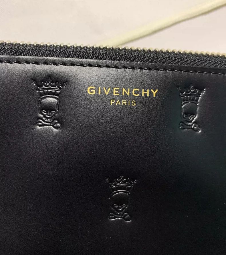 Givenchy Givenchy Nearly New Black Leather Skull Print Handbag Size ONE SIZE - 4 Thumbnail