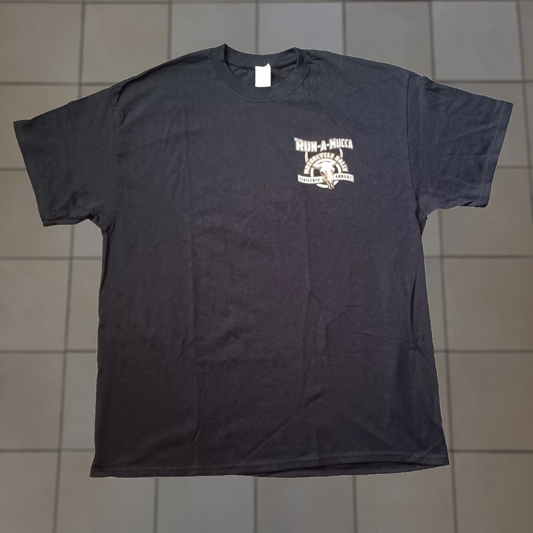 Gildan VINTAGE Motorcycle Rally T Shirt Men XL Black Double Side Run A Mucca Graphic Skull 2017 Size US XL / EU 56 / 4 - 1 Thumbnail