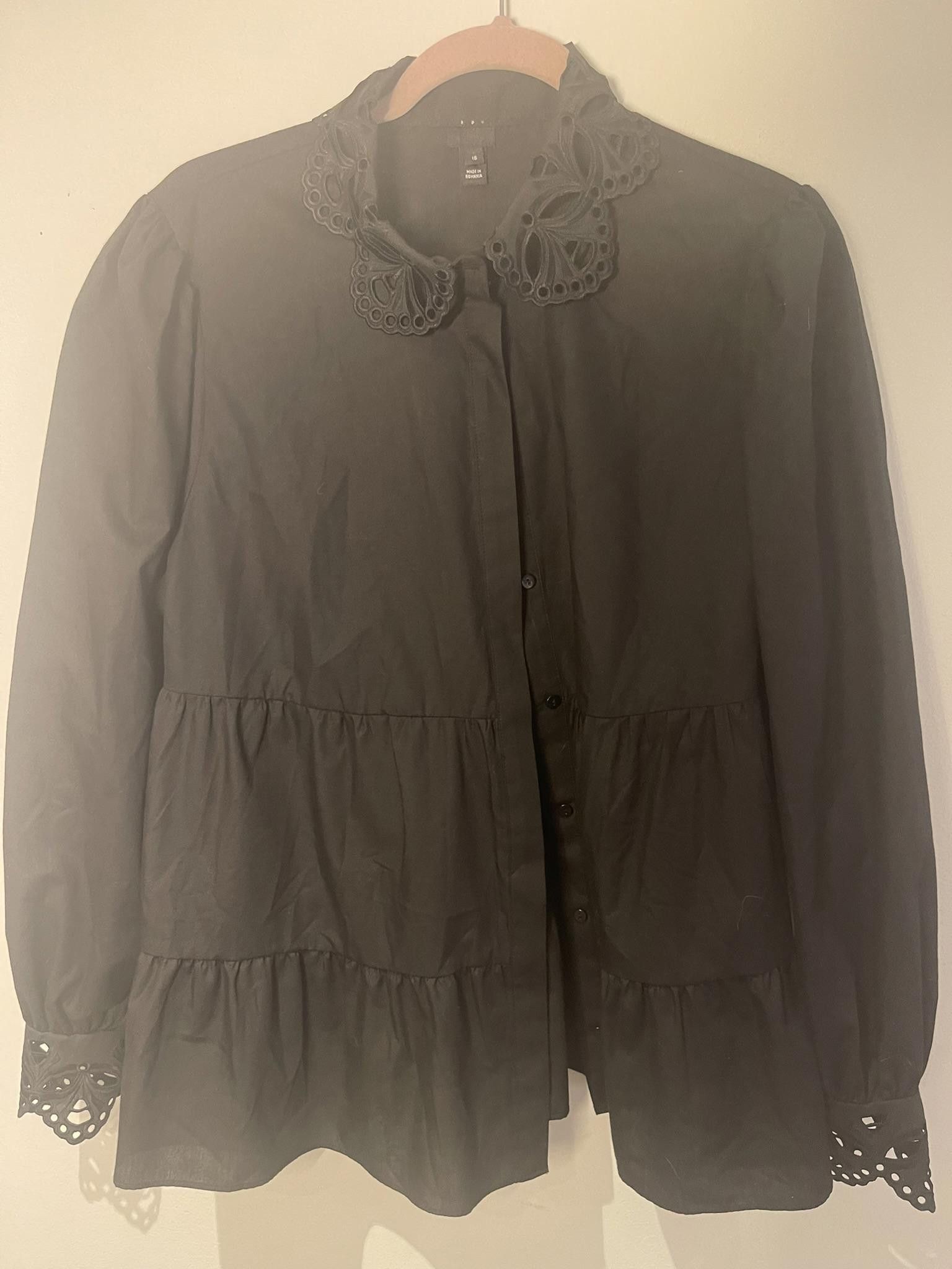 Designer Black Ruffled Cropped Blouse, With lace collar and cuffs Size M / US 6-8 / IT 42-44 - 1 Thumbnail