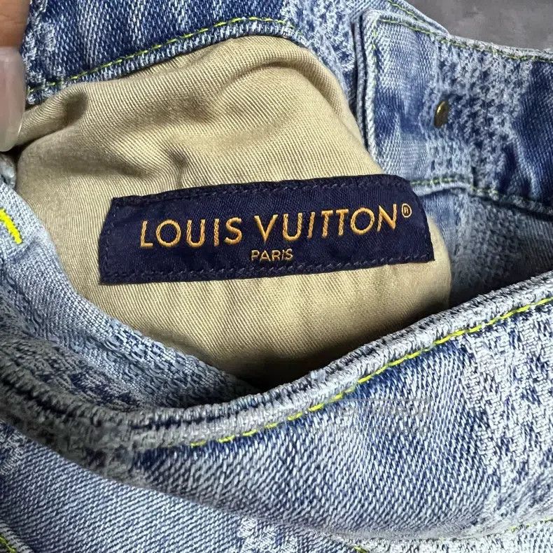 Louis Vuitton Louis Vuitton Blue plaid printed button mid-rise straight Size US 30 / EU 46 - 2 Thumbnail