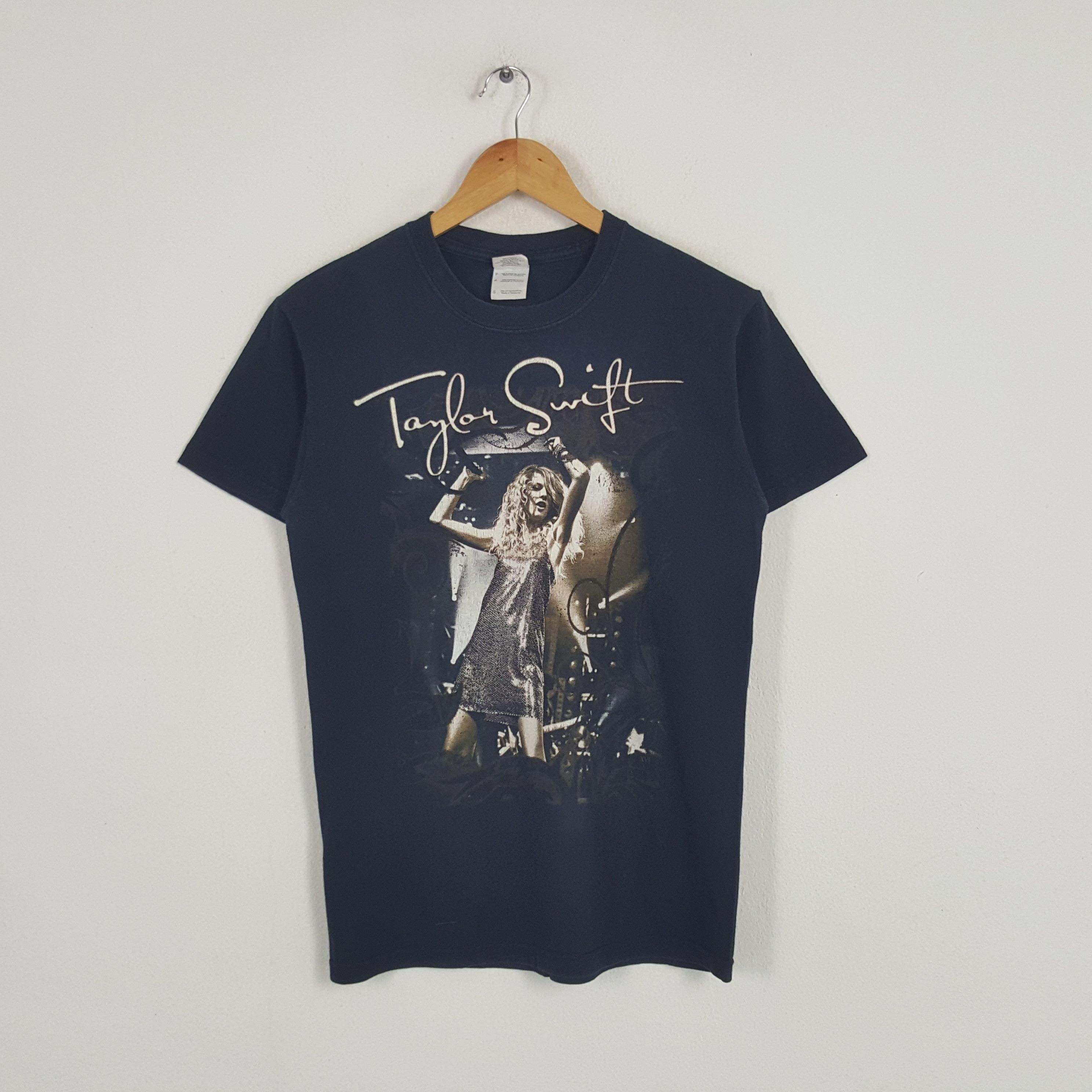 Band Tees × Vintage Vintage Taylor Swift American Singer Songwriter Tour Tshirt Size US XS / EU 42 / 0 - 1 Thumbnail