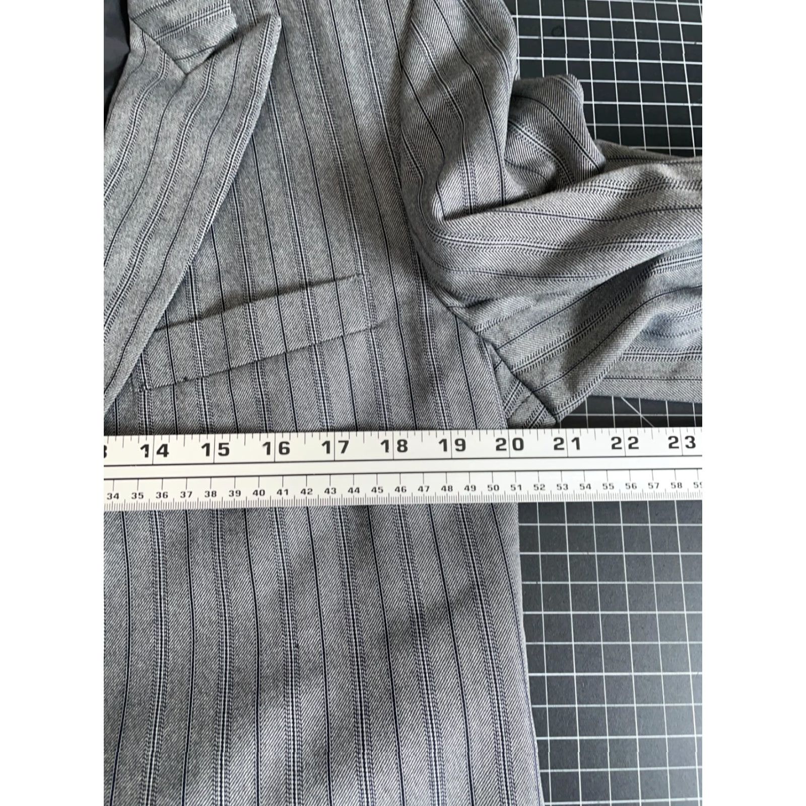 Yves Saint Laurent VINTAGE Yves Saint Laurent Blazer Jacket Mens 41 Long Gray Pinstripe Wool 2 Piece Notch Lapel One-Button Casual Business 80s Size 42R - 7 Thumbnail