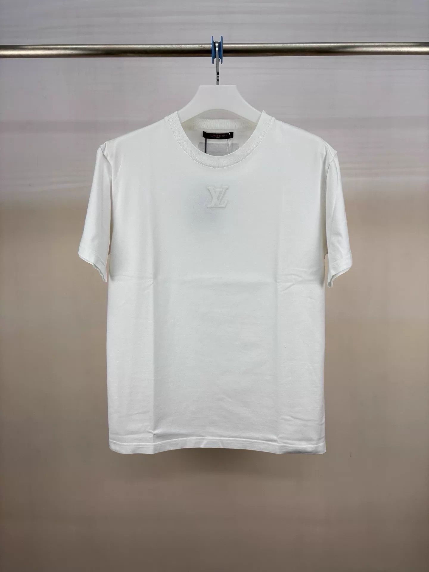 Louis Vuitton Louis Vuitton White Embossed Logo Short-Sleeve Tee S New Size US S / EU 44-46 / 1 - 1 Thumbnail
