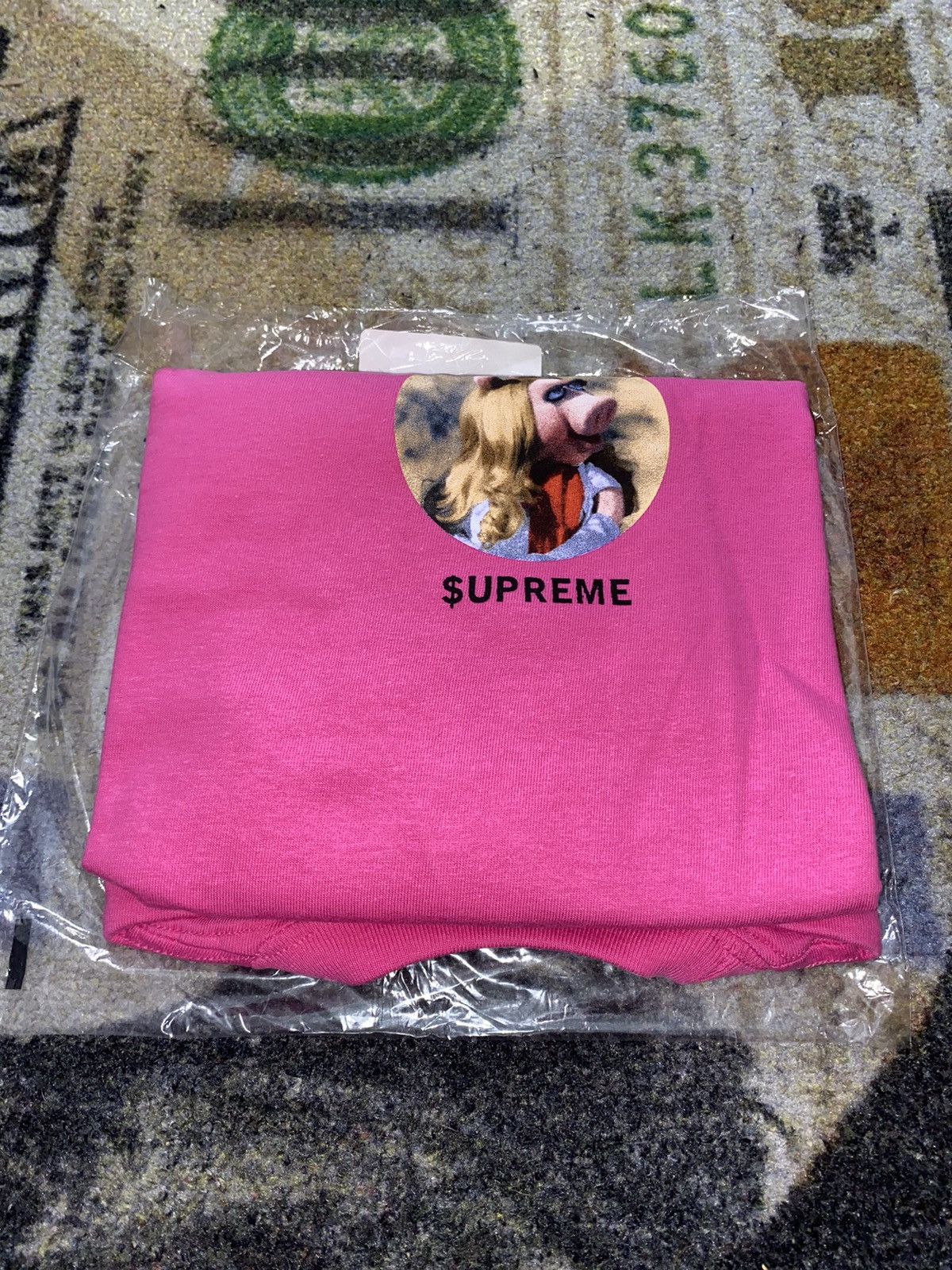 Supreme Supreme Miss Piggy Tee Size US M / EU 48-50 / 2 - 1 Thumbnail