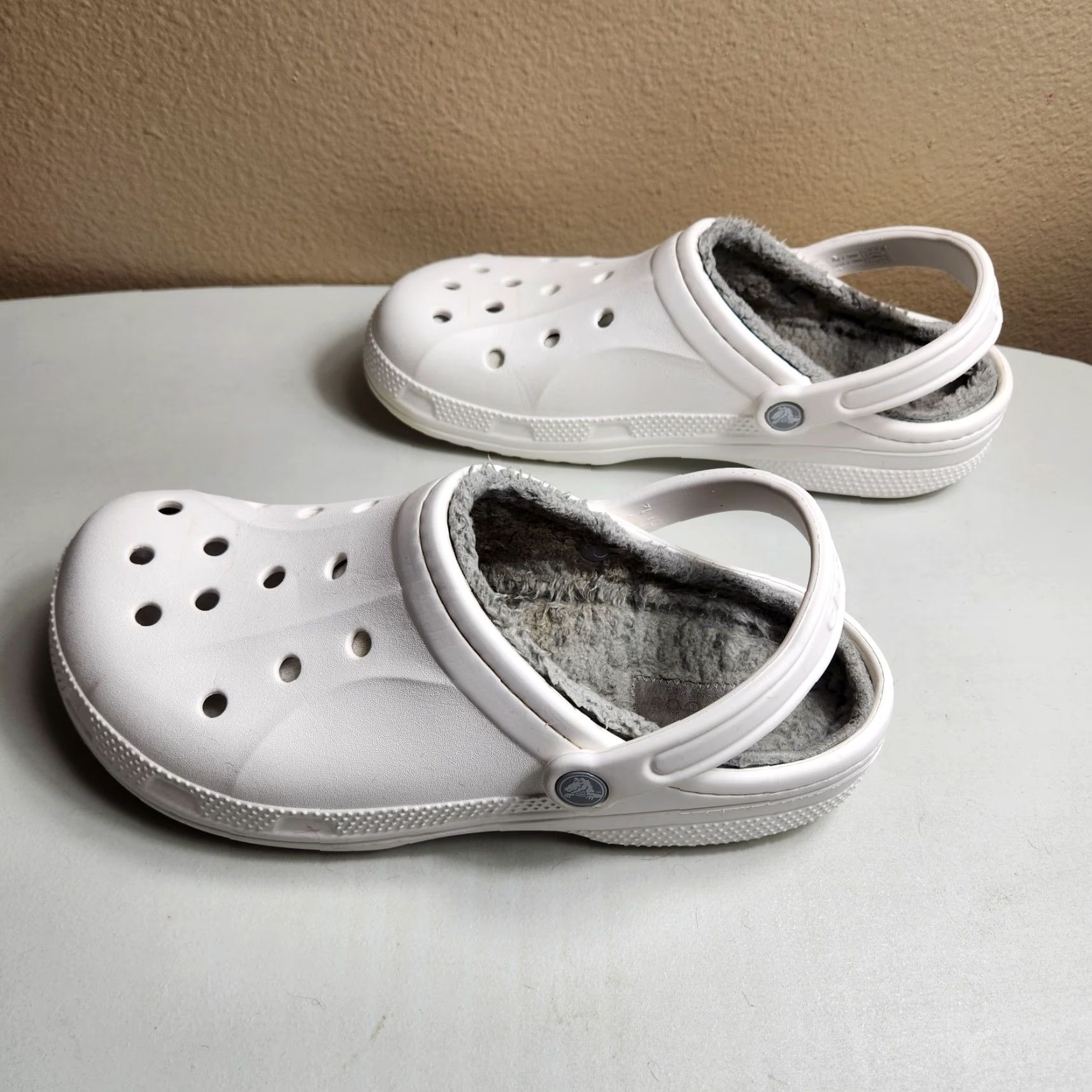 Crocs Crocs Fleece Lined |Mens 10/Womens 12| White/Gray Strap Back Clogs Size L / US 10 / IT 46 - 6 Thumbnail