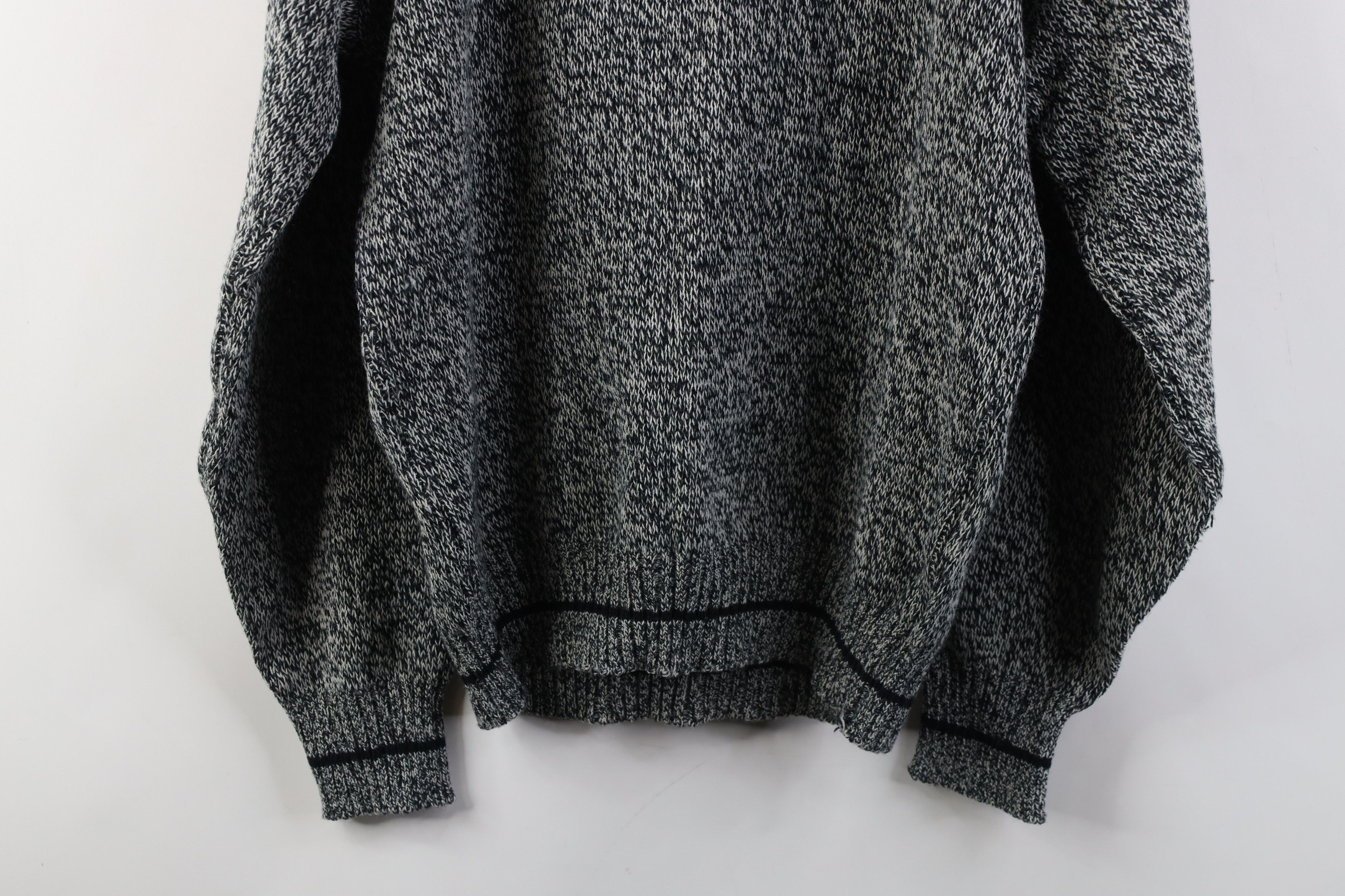 Vintage Vintage 90s Dapper Trim Geometric Knit V-Neck Sweater Size US S / EU 44-46 / 1 - 10 Thumbnail