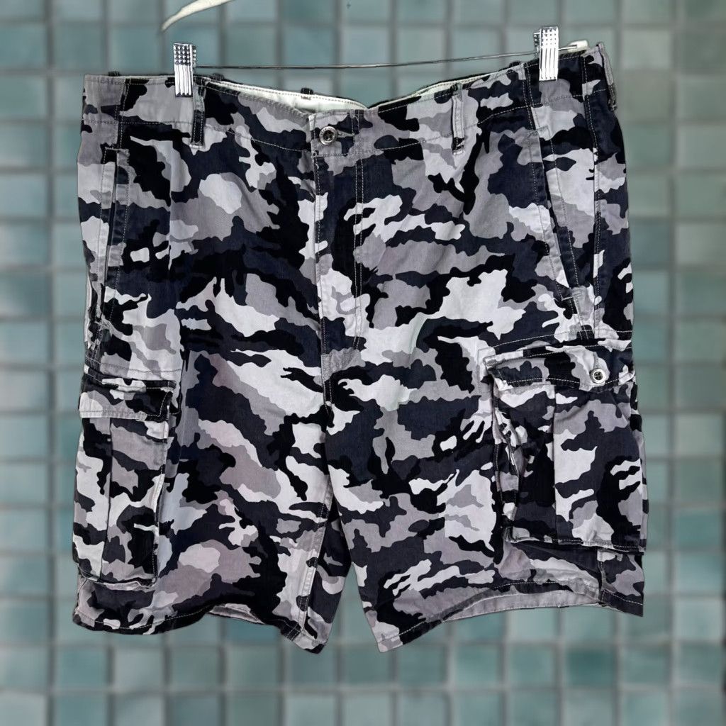 Levi's VINTAGE Levis Camo Cargo Shorts Mens Size 42 Gray Pocket Size US 42 / EU 58 - 1 Thumbnail