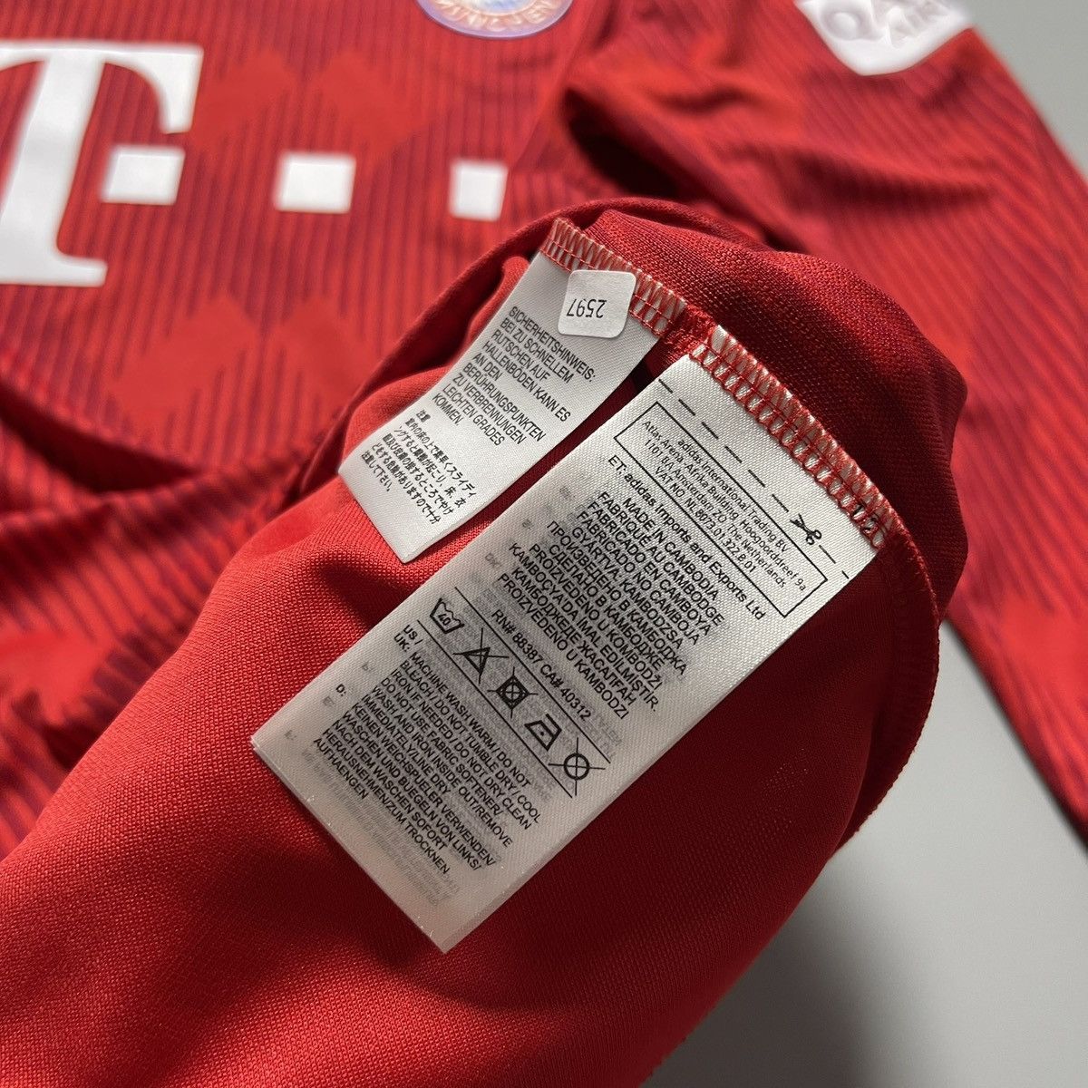 Vintage BAYERN ADIDAS 2018/2019 FOOTBALL HOME JERSEY #19 DAVIES Size US S / EU 44-46 / 1 - 10 Thumbnail