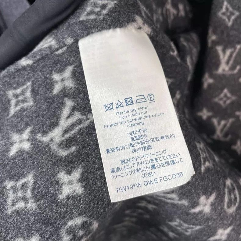 Louis Vuitton Louis Vuitton Wool lining with full print and aged flower Size XS / US 0-2 / IT 36-38 - 6 Thumbnail