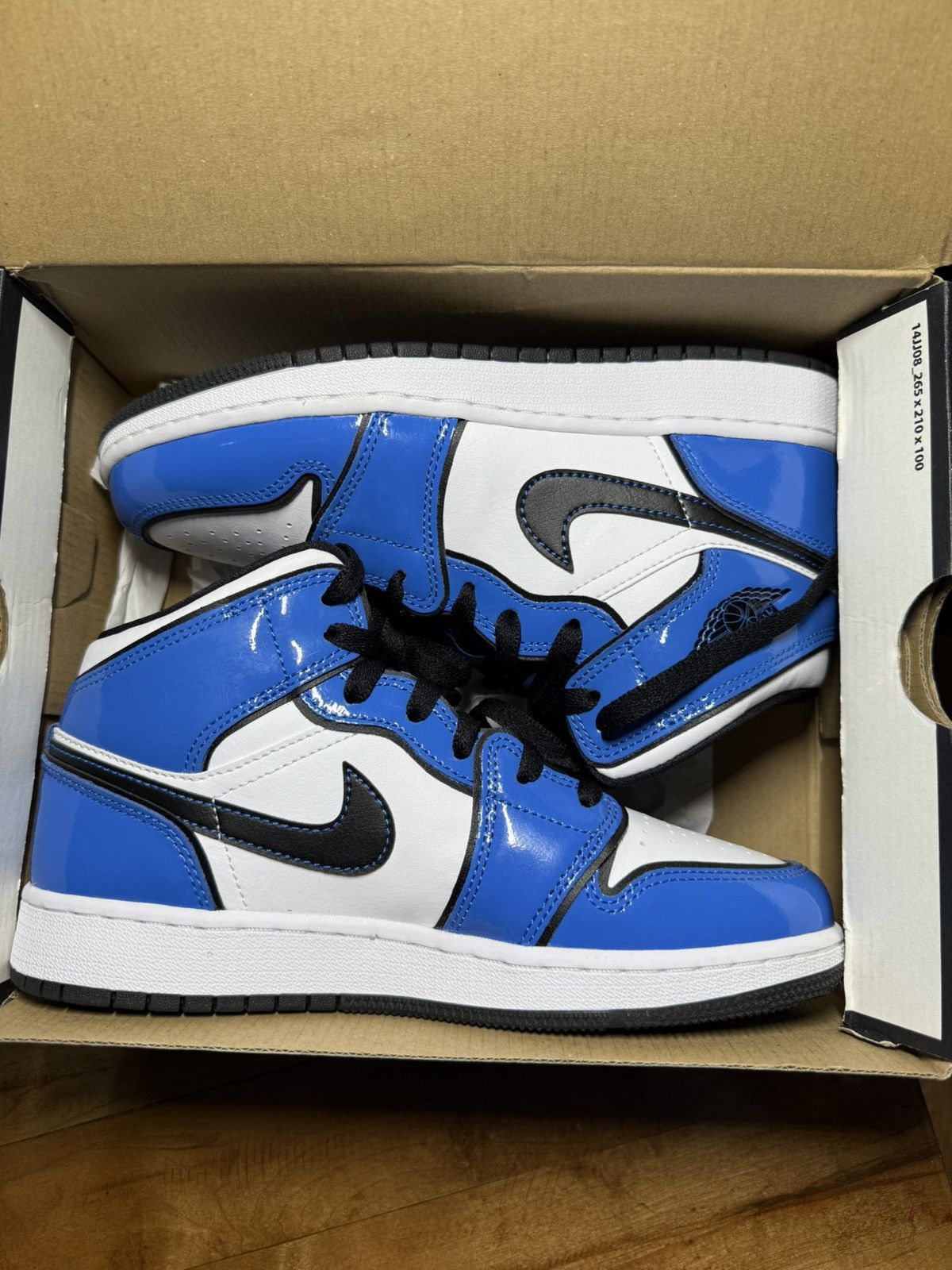 Jordan Brand × Nike Jordan 1 Mid Signal Blue (GS) Size US 4.5 / IT 34.5 - 1 Thumbnail