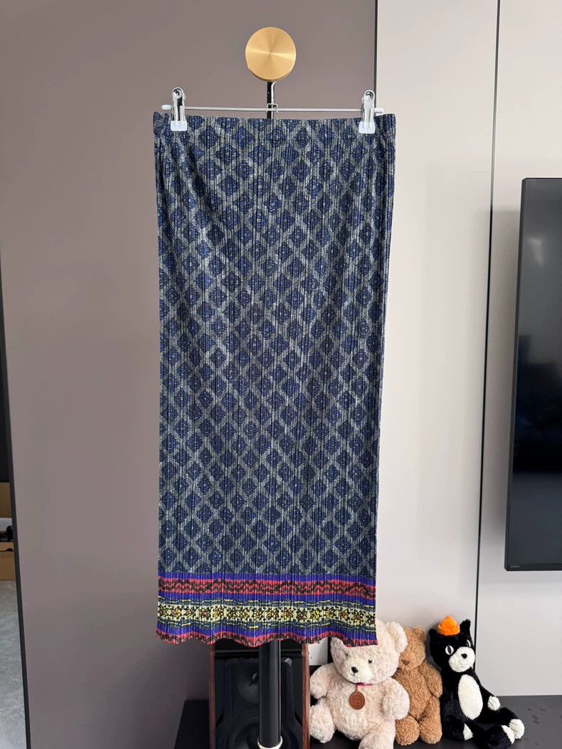 Issey Miyake Issey Miyake size:1 A dark blue diamond-patterned skirt Size 22" - 1 Thumbnail