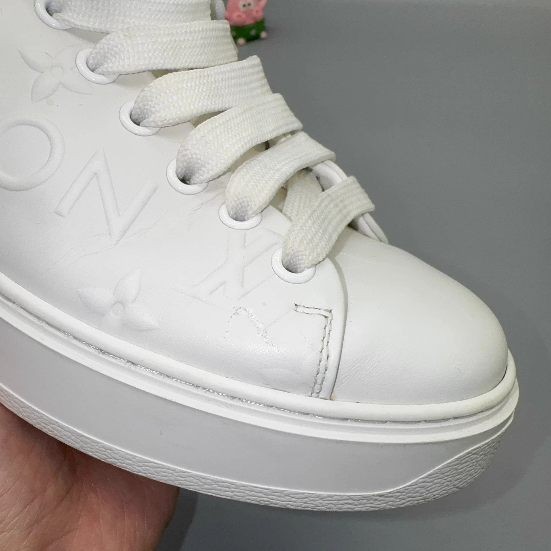 Louis Vuitton LOUIS VUITTON Time Out white 35.5 Size US 4.5 / IT 34.5 - 8 Thumbnail