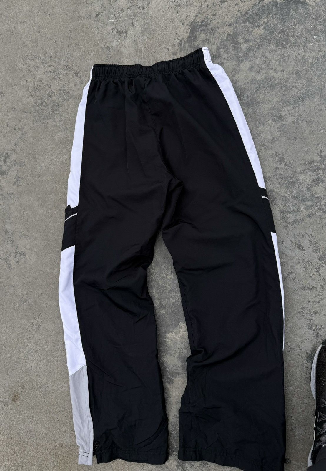 Vintage Vintage Nike Y2k Nylon Drill Baggy Pants Sk8 Joggers XS sz Size 26" / US 2 / IT 38 - 7 Thumbnail