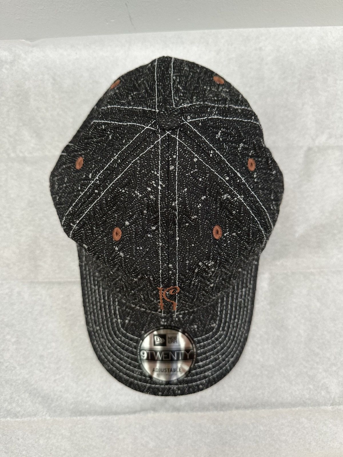 Kiko Kostadinov × New Era SS25 Japan Exclusive Single K Hat Ash Black Size ONE SIZE - 6 Thumbnail