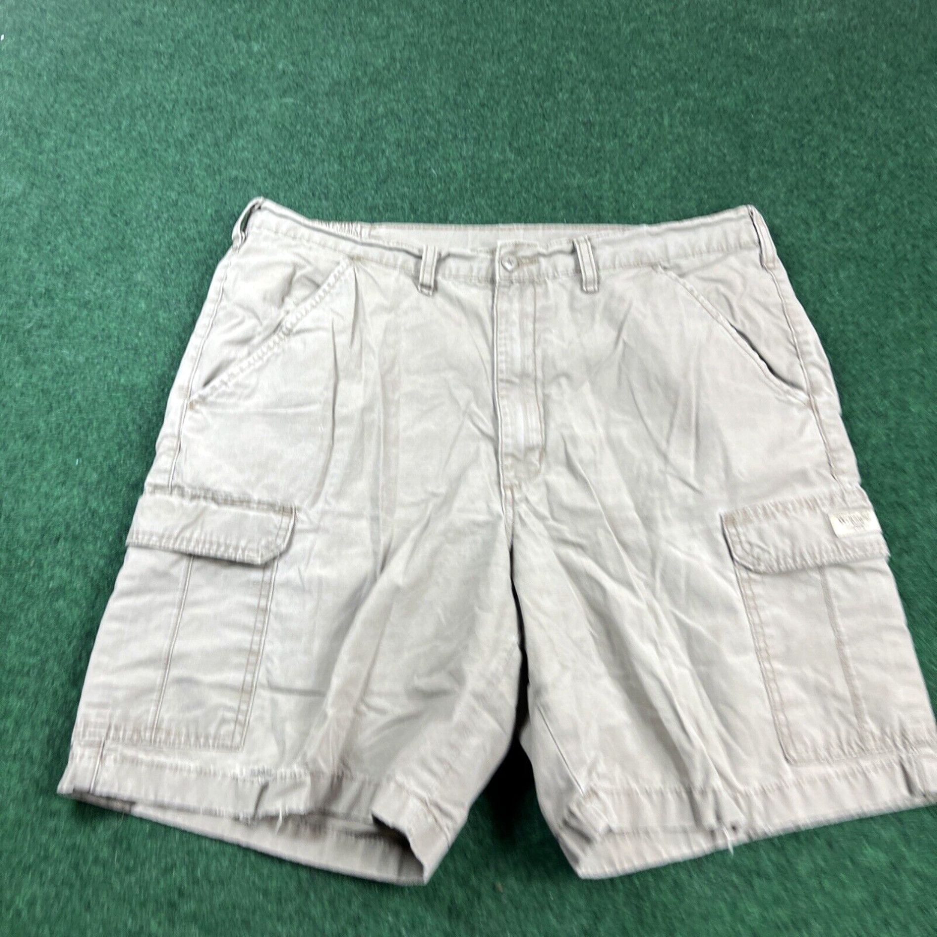 Wrangler Wrangler Men's Relaxed Mid Rise Faded Khaki Y2K Classic Cargo Shorts Size 36x10 Size US 36 / EU 52 - 1 Thumbnail