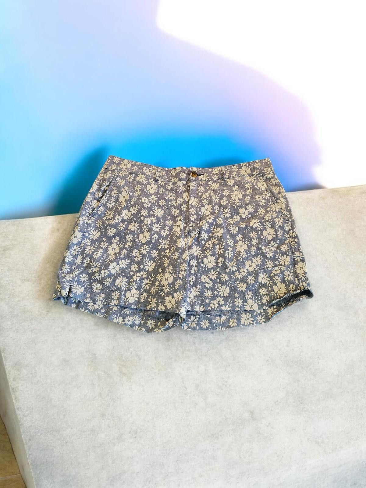 Old Navy Size 14 High Rise Everyday Jean Shorts with Floral Pattern Size 36" / US 14 / IT 50 - 3 Thumbnail