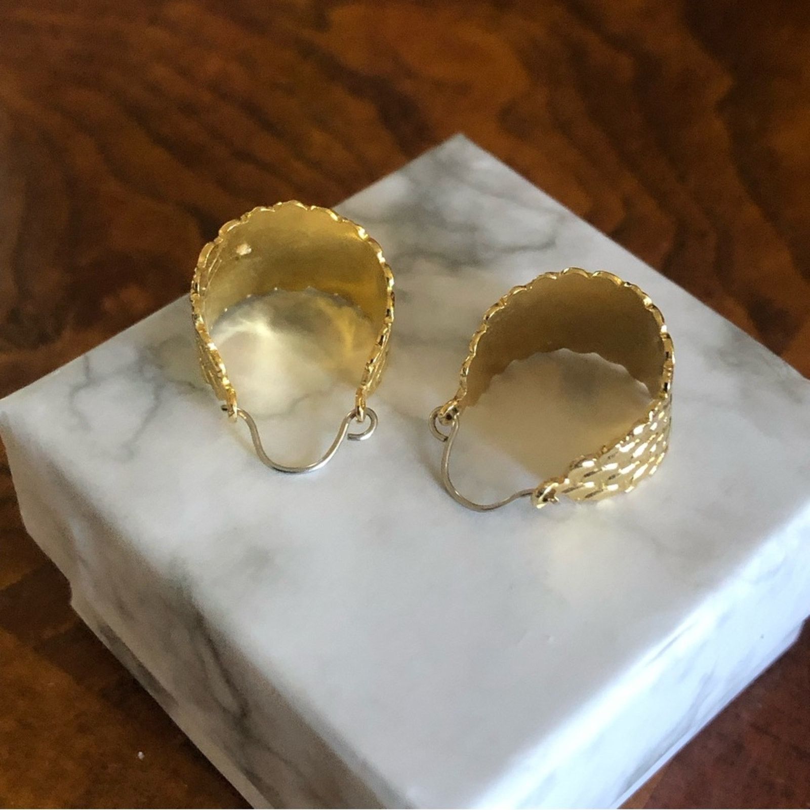 Vintage Vintage shiny gold plated basket weave small hoop earrings Size ONE SIZE - 3 Thumbnail
