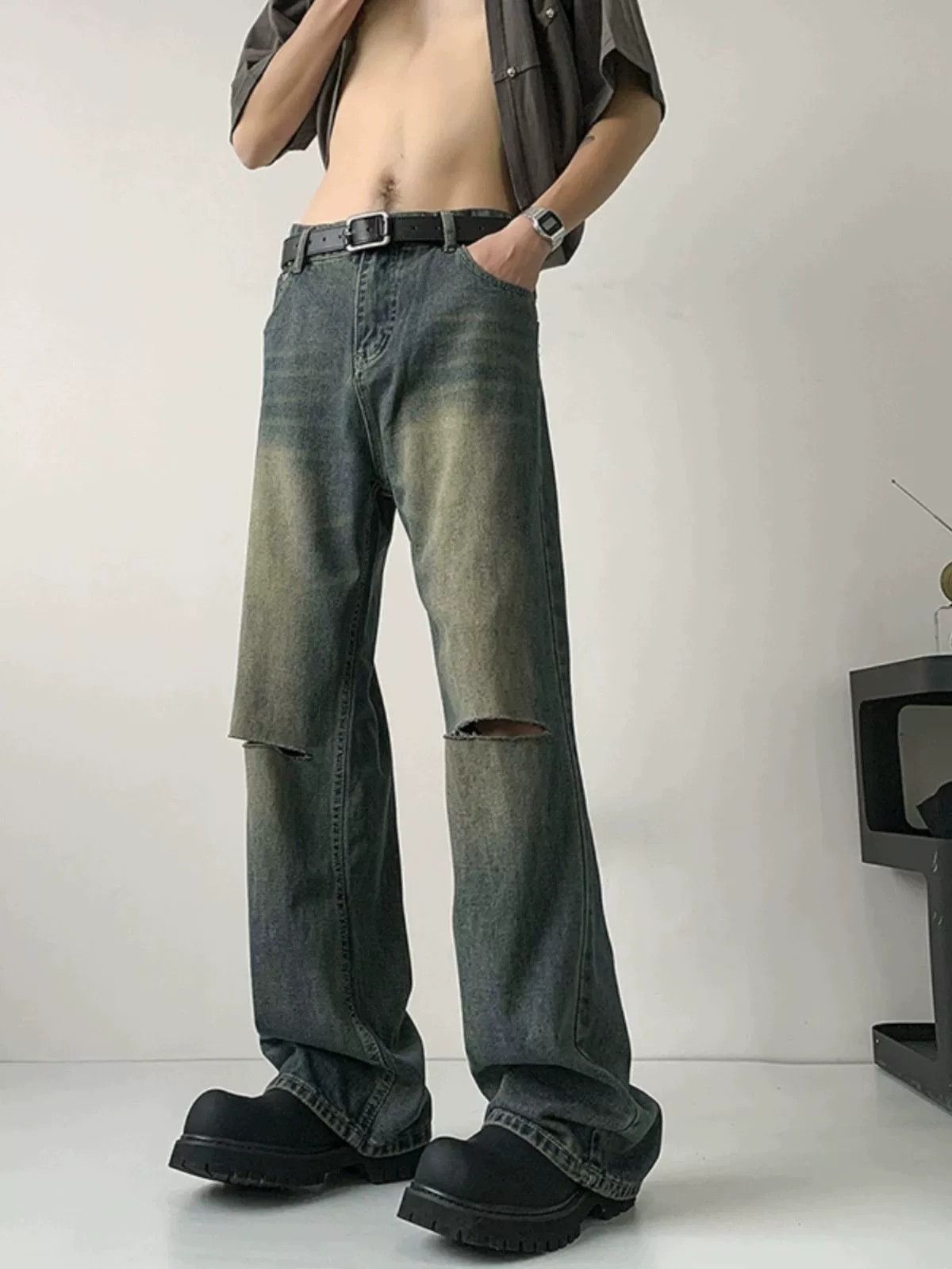 Vintage Retro men's washed and distressed cleanfit ripped jeans Size US 32 / EU 48 - 1 Thumbnail