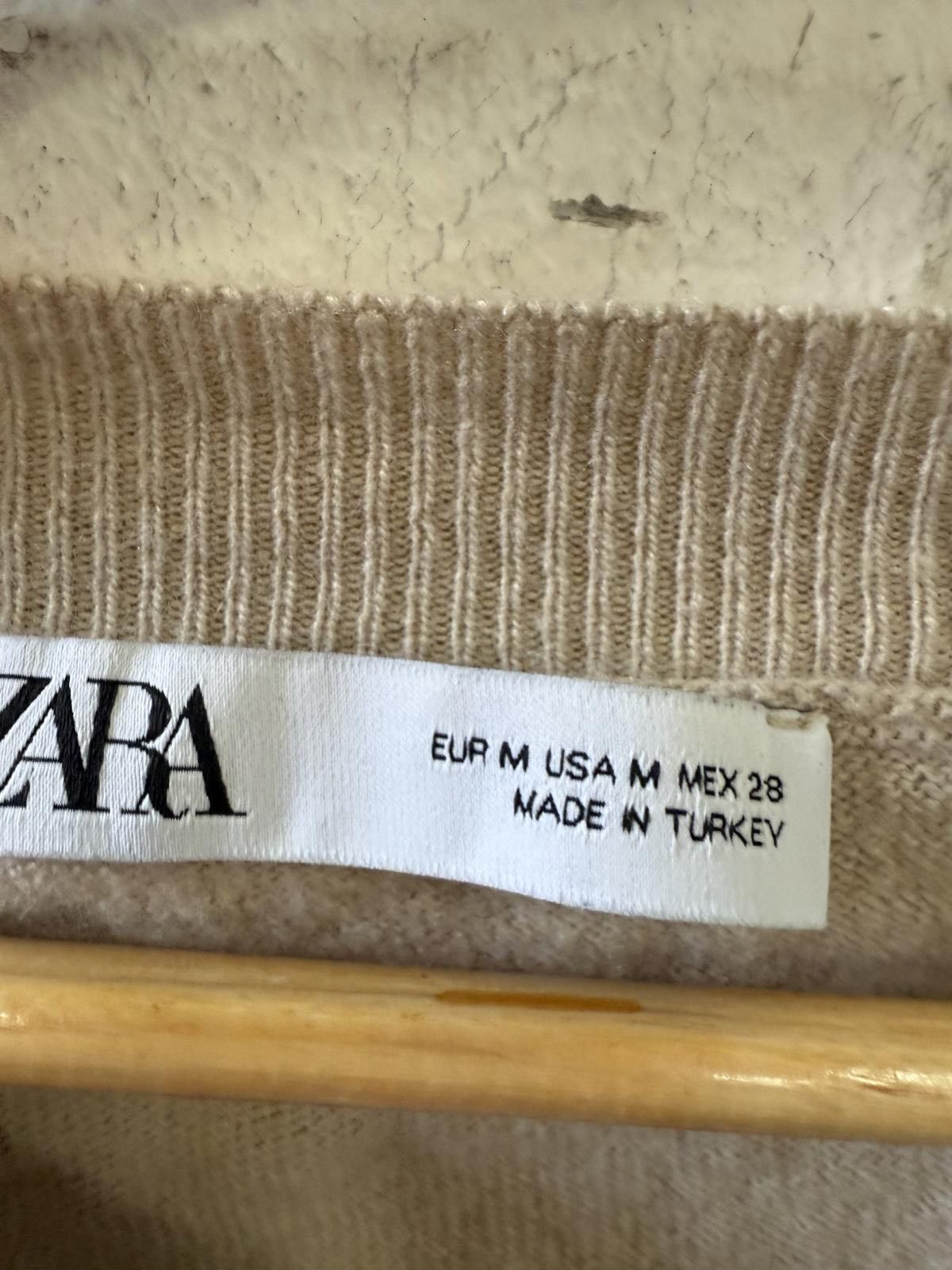 Zara Zara Beige V-Neck Sweater, Medium Size M / US 6-8 / IT 42-44 - 2 Thumbnail
