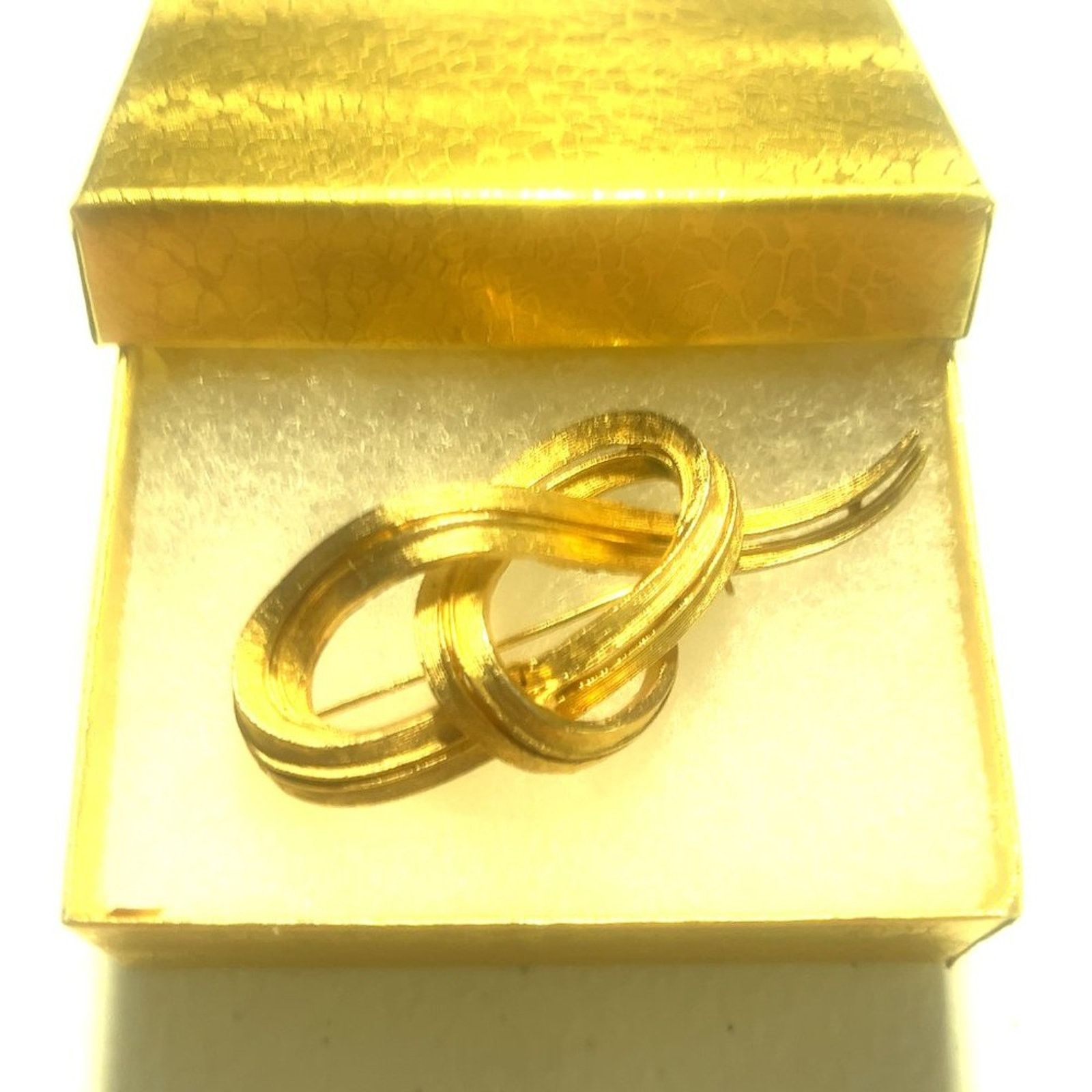 & Other Stories Vintage Signed - Coro - Goldtone Love Knot Design Brooch Pin Size ONE SIZE - 8 Thumbnail