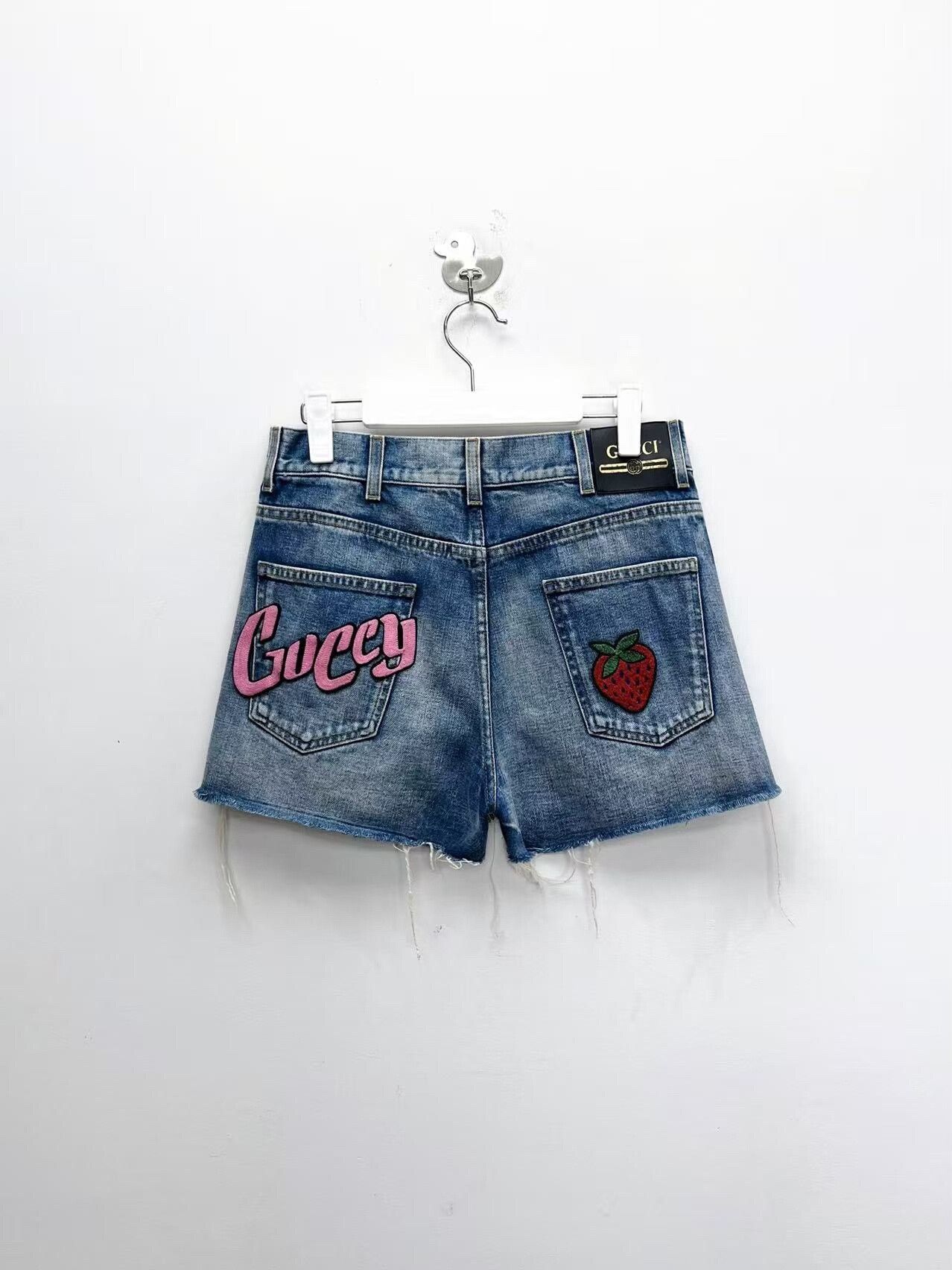 Gucci gucci embroidered logo strawberry denim shorts Size 26" / US 2 / IT 38 - 1 Thumbnail