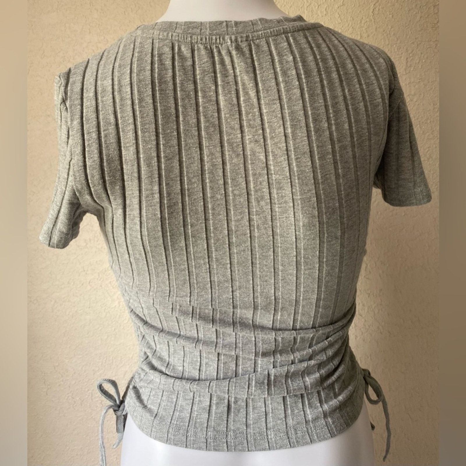 Shein SHEIN | Women's Fitted Gray Ribbed Cinch Tie Top | Small Size S / US 4 / IT 40 - 2 Thumbnail