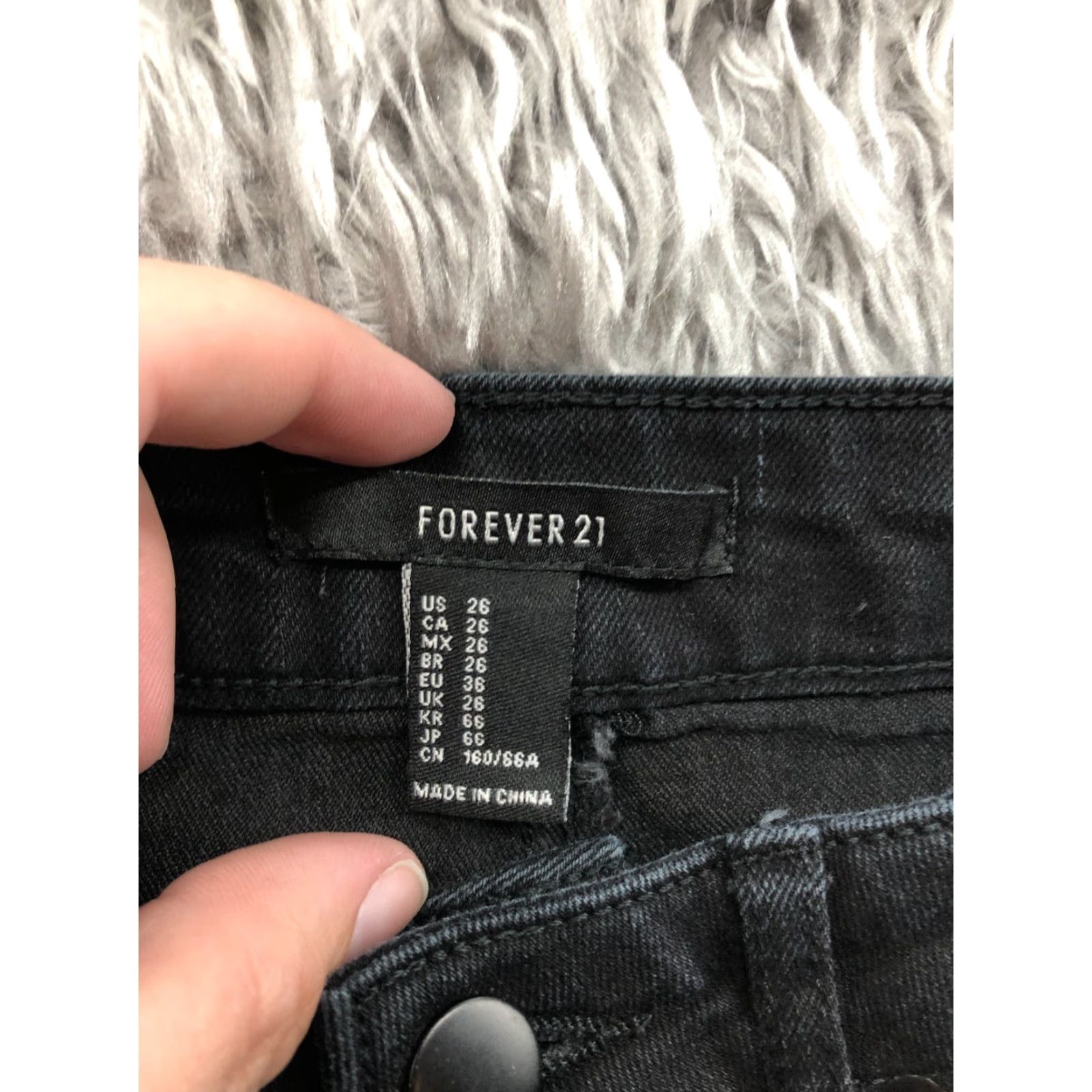 Forever 21 FOREVER 21 Boyfriend Shorts Womens Size 26 Mid Rise Dark Wash Black Denim Jean Shirt? Size 26" / US 2 / IT 38 - 7 Thumbnail
