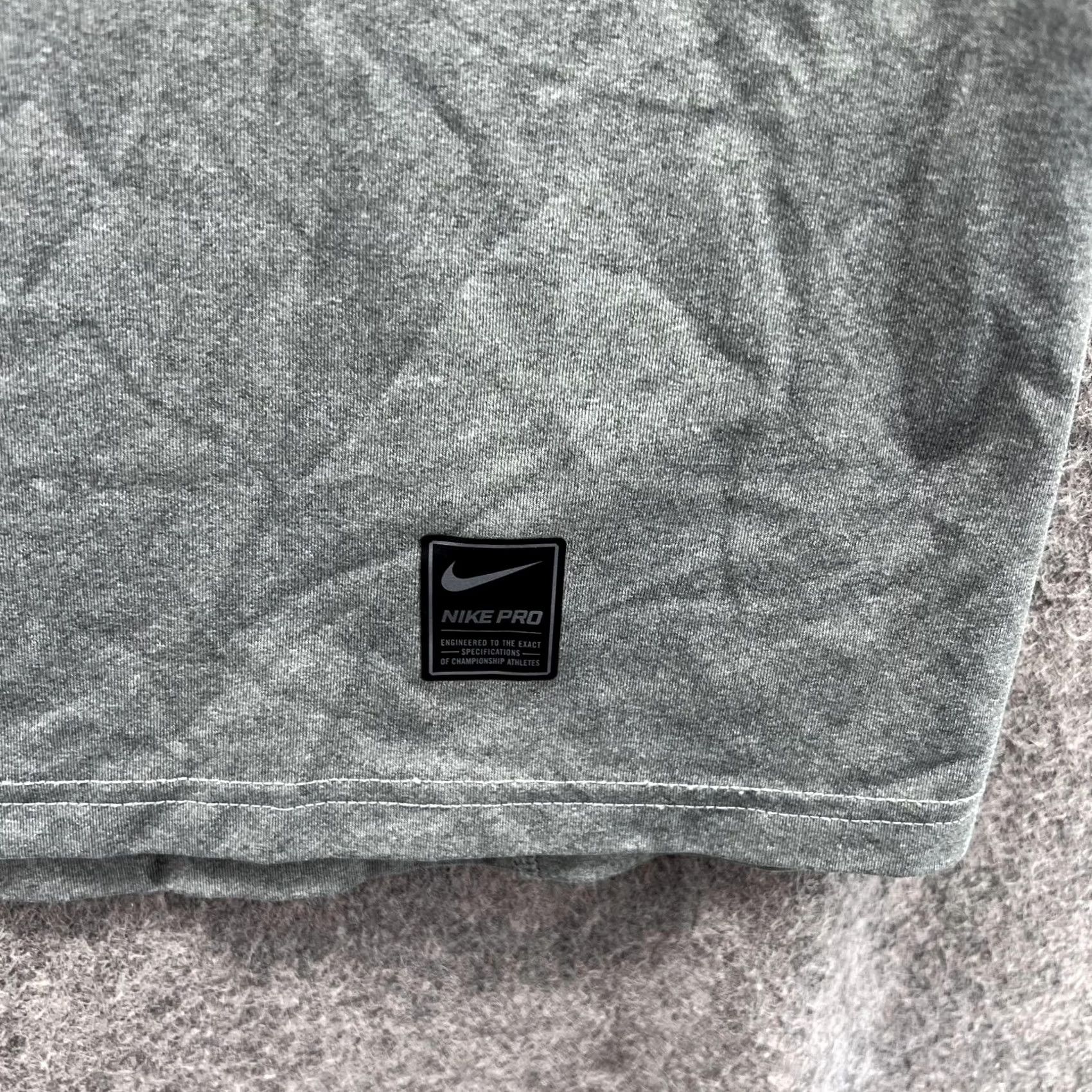 Nike Nike Pro Shirt Men Small Gray Center Swoosh Combat Sleeveless Gym Dri Fit Knit Size US S / EU 44-46 / 1 - 5 Thumbnail