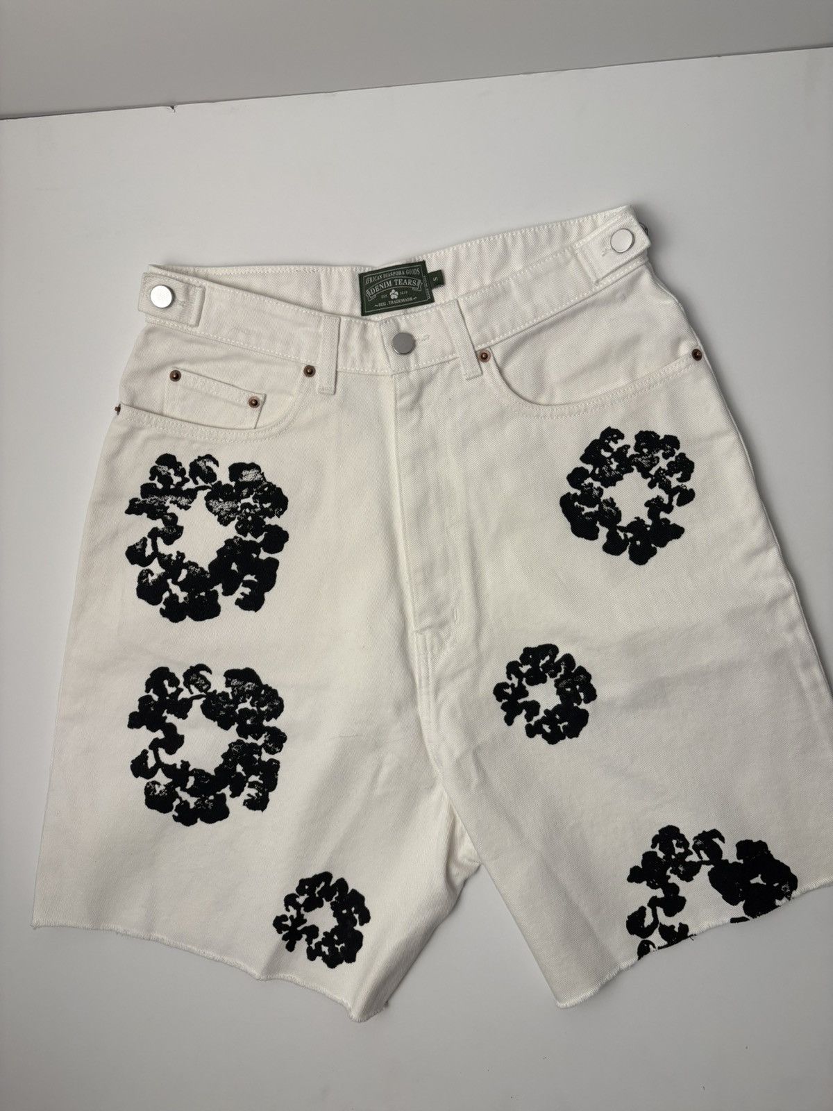 DENIM TEARS Denim Tears Cotton Wreath Denim Short -White Size US 30 / EU 46 - 8 Thumbnail