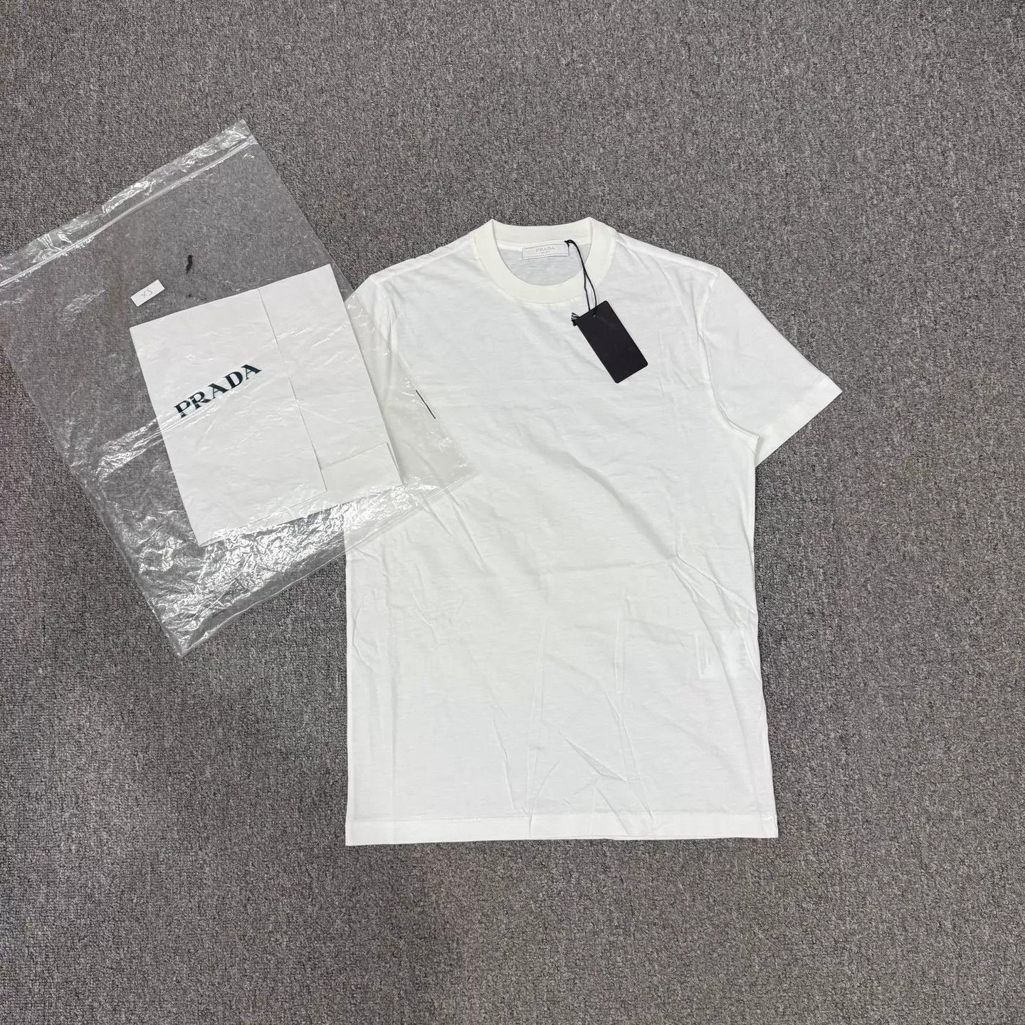 Prada Prada white short sleeve tee XS new Size XS / US 0-2 / IT 36-38 - 1 Thumbnail