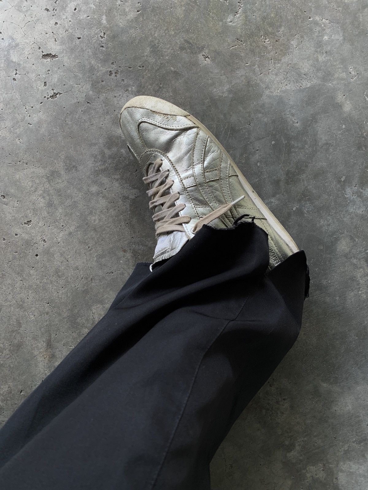 Onitsuka Tiger Thrashed Onitsuka Tiger Mexico 66 Silver Low-Top Sneaker Size US 9 / EU 42 - 5 Thumbnail