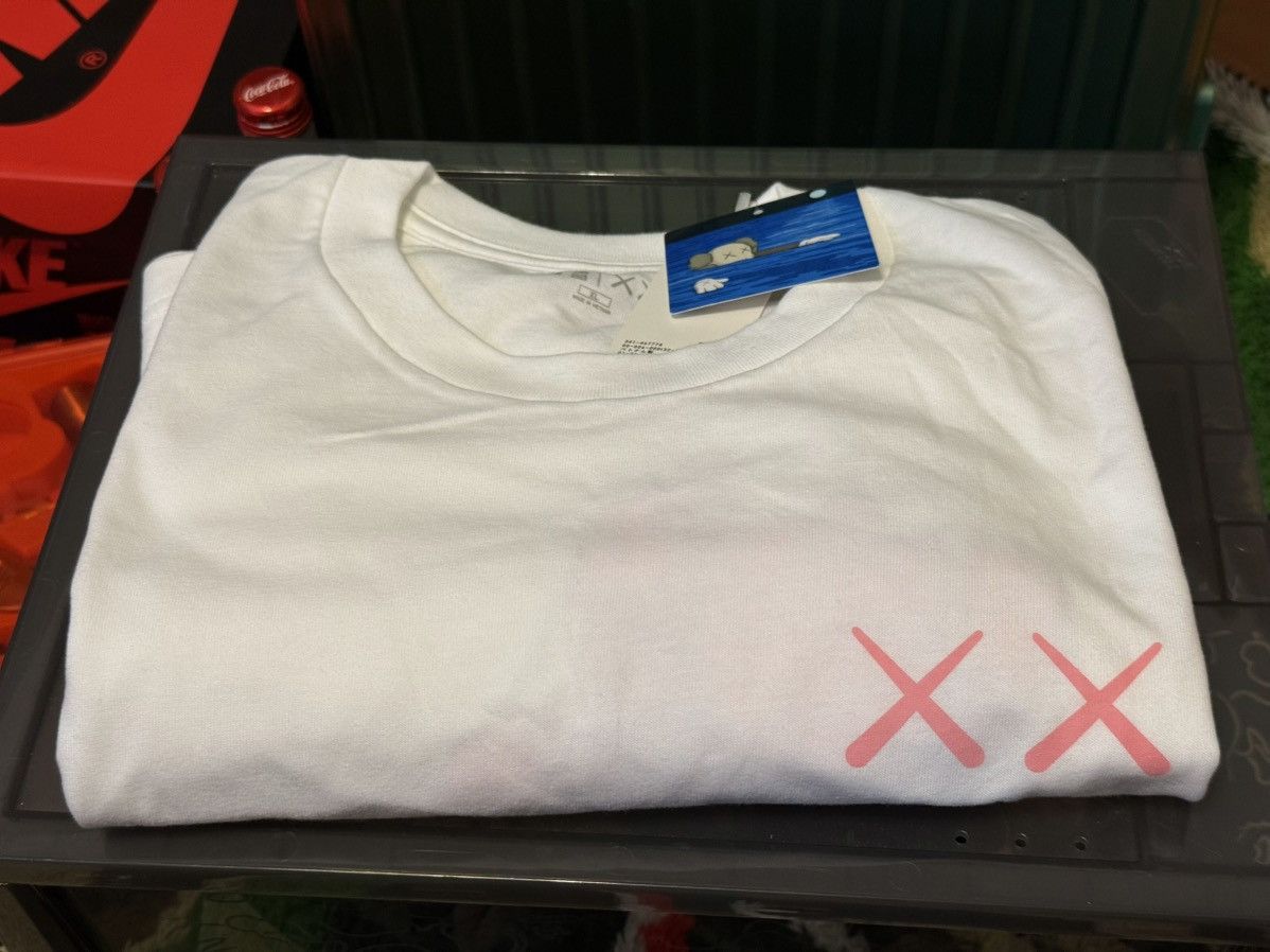 Kaws × Uniqlo Uniqlo UT x Kaws Short Sleeve Graphic T-Shirt Asian Size XL Size US XL / EU 56 / 4 - 4 Thumbnail