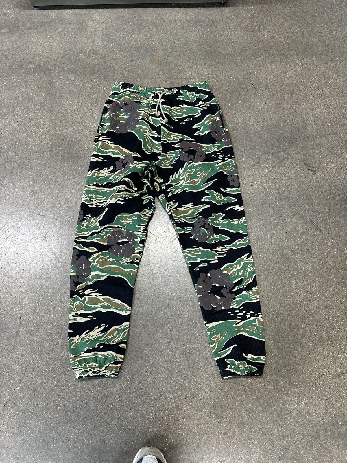 DENIM TEARS Denim tears wreath sweatpants green camo Size US 34 / EU 50 - 1 Thumbnail