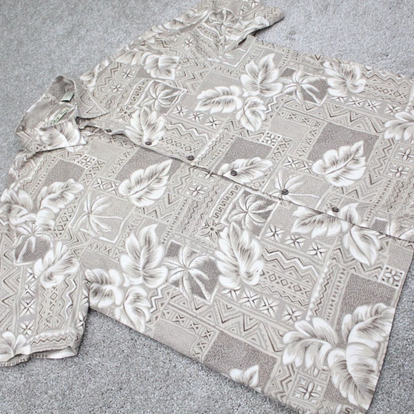 Vintage Batik Bay Mens XL Batik Bay Hawaiian Shirt Tan Floral Geometric 100% Rayon S/S Button Up Size US XL / EU 56 / 4 - 6 Thumbnail