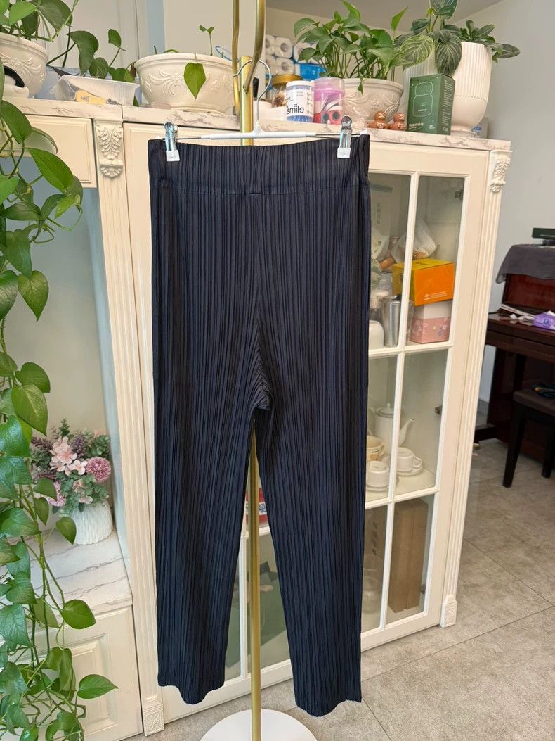 Issey Miyake Issey Miyake size:4 Black pleated straight-leg pants Size 31" - 6 Thumbnail