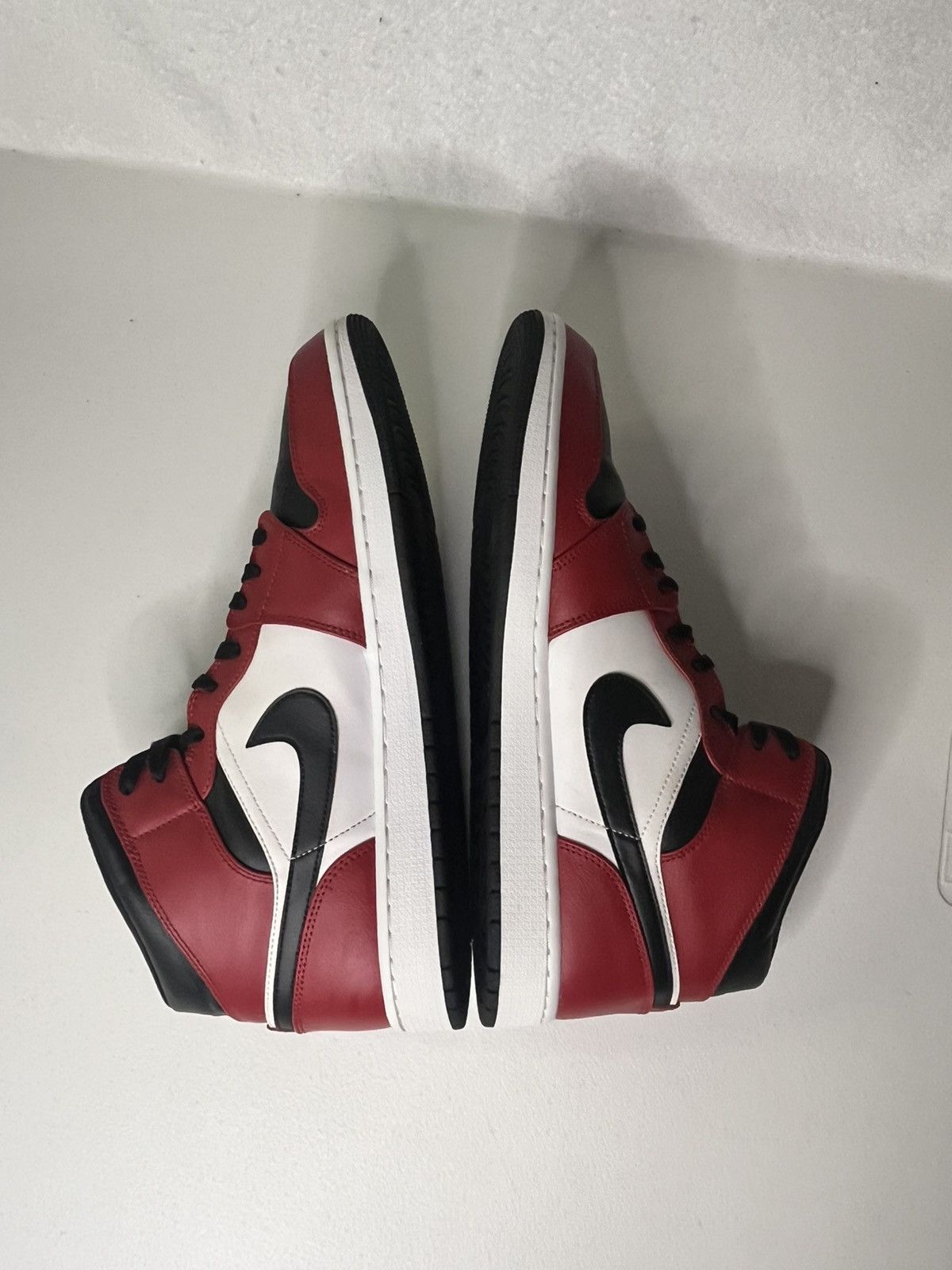Nike Nike Air Jordan 1 Mid Chicago Black Toe Size 14 Size US 14 / EU 47 - 9 Thumbnail