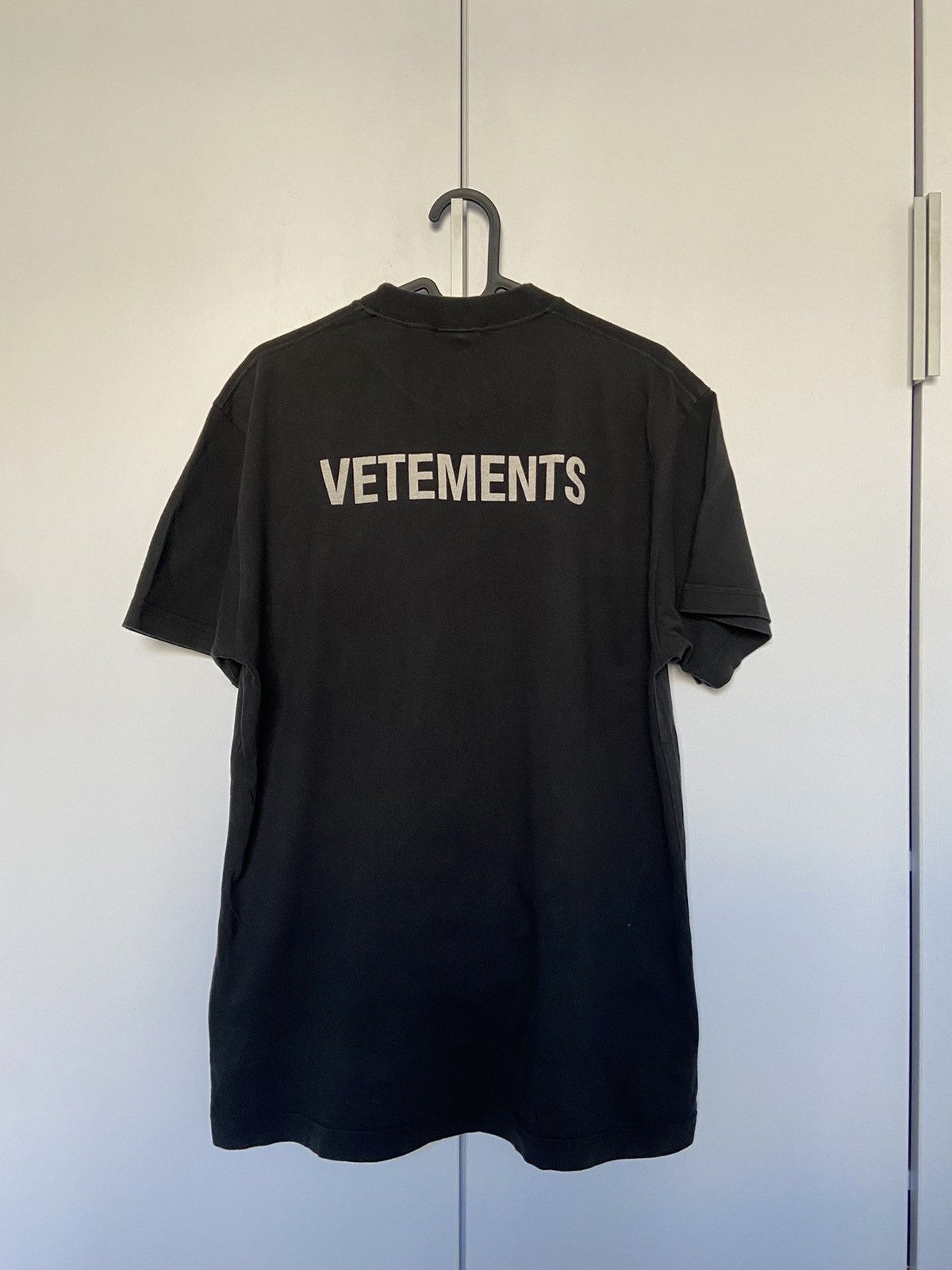 正規品 vetements open back t shirt VETEMENTS Night In Paris Oversized T-Shirt | UH76TR410B | SVD USA
