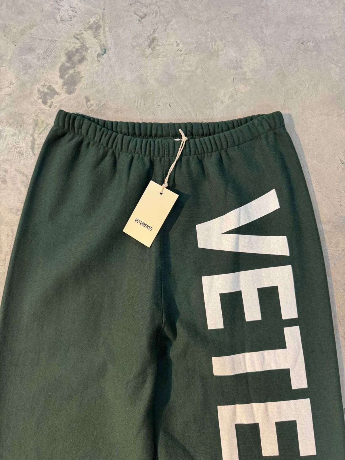 Vetements Vetements Vertical Script Green sweatpants Size US 30 / EU 46 - 2 Thumbnail