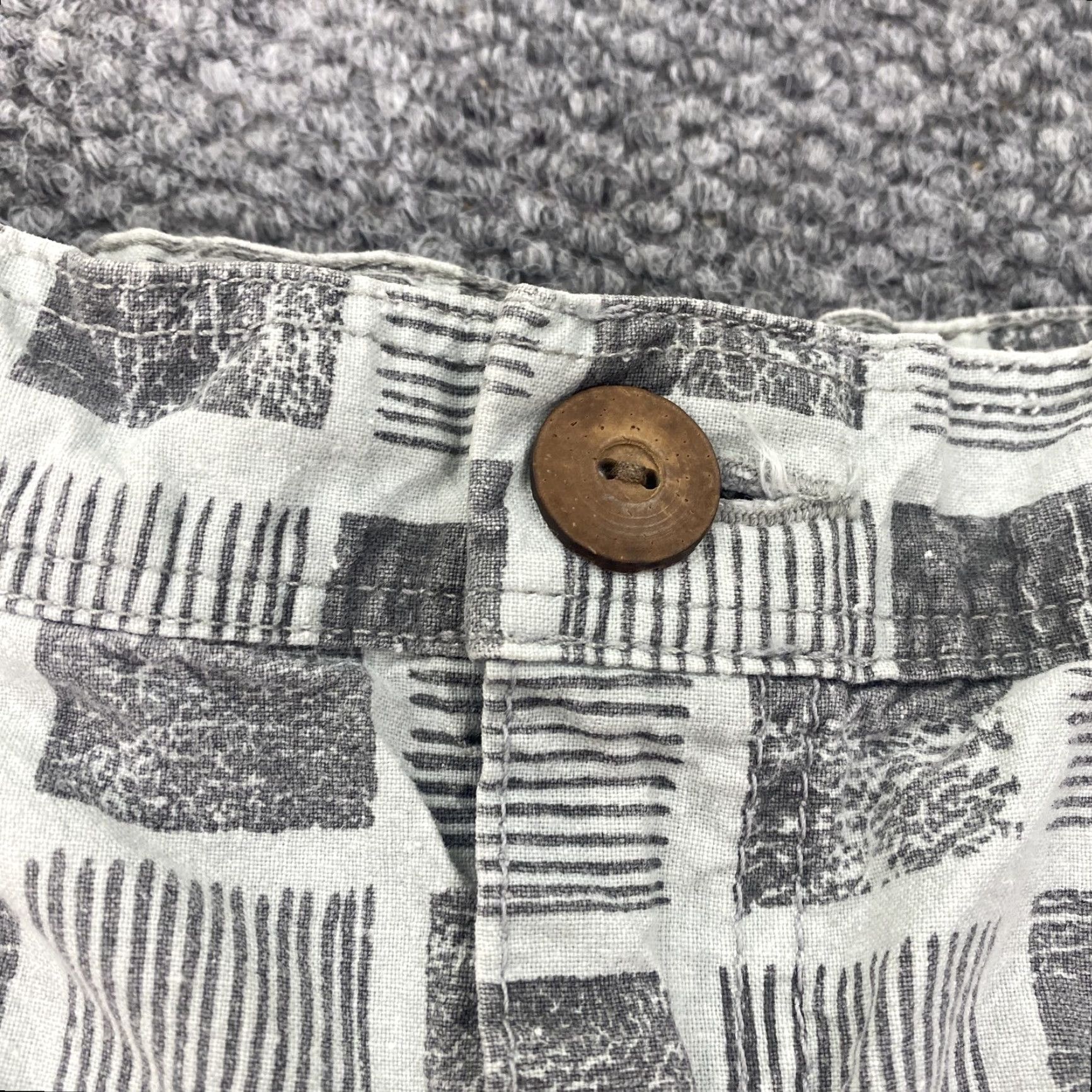 Vintage VINTAGE PCH Sand Gear Shorts Mens 32 Gray White Geometric Print 90s Beach Skate USA Casual Mens Sand Gear Shorts Size US 32 / EU 48 - 2 Thumbnail
