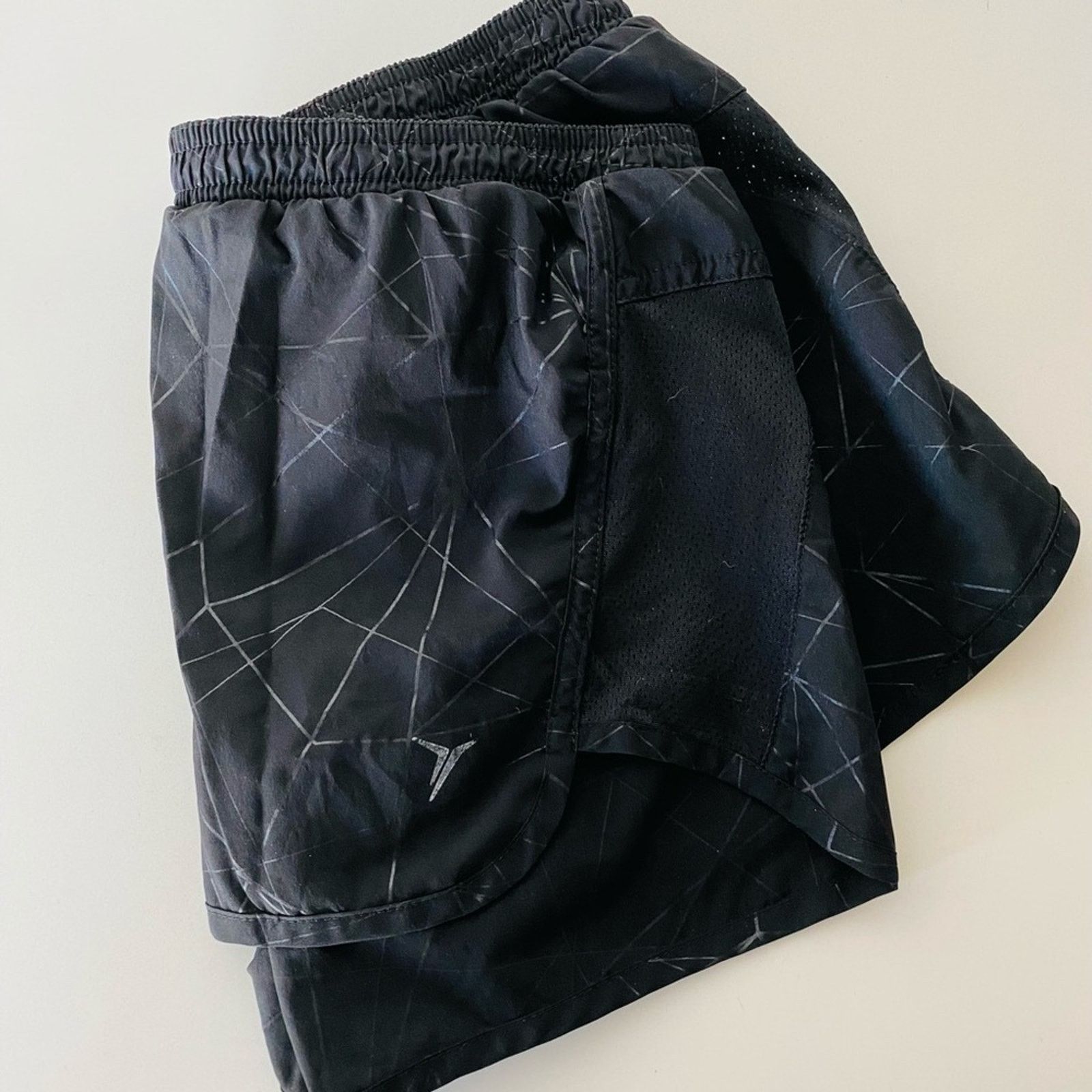 Old Navy OLD NAVY ACTIVE Black White Abstract Geometric Print Shorts Size 27" / US 4 / IT 40 - 9 Thumbnail