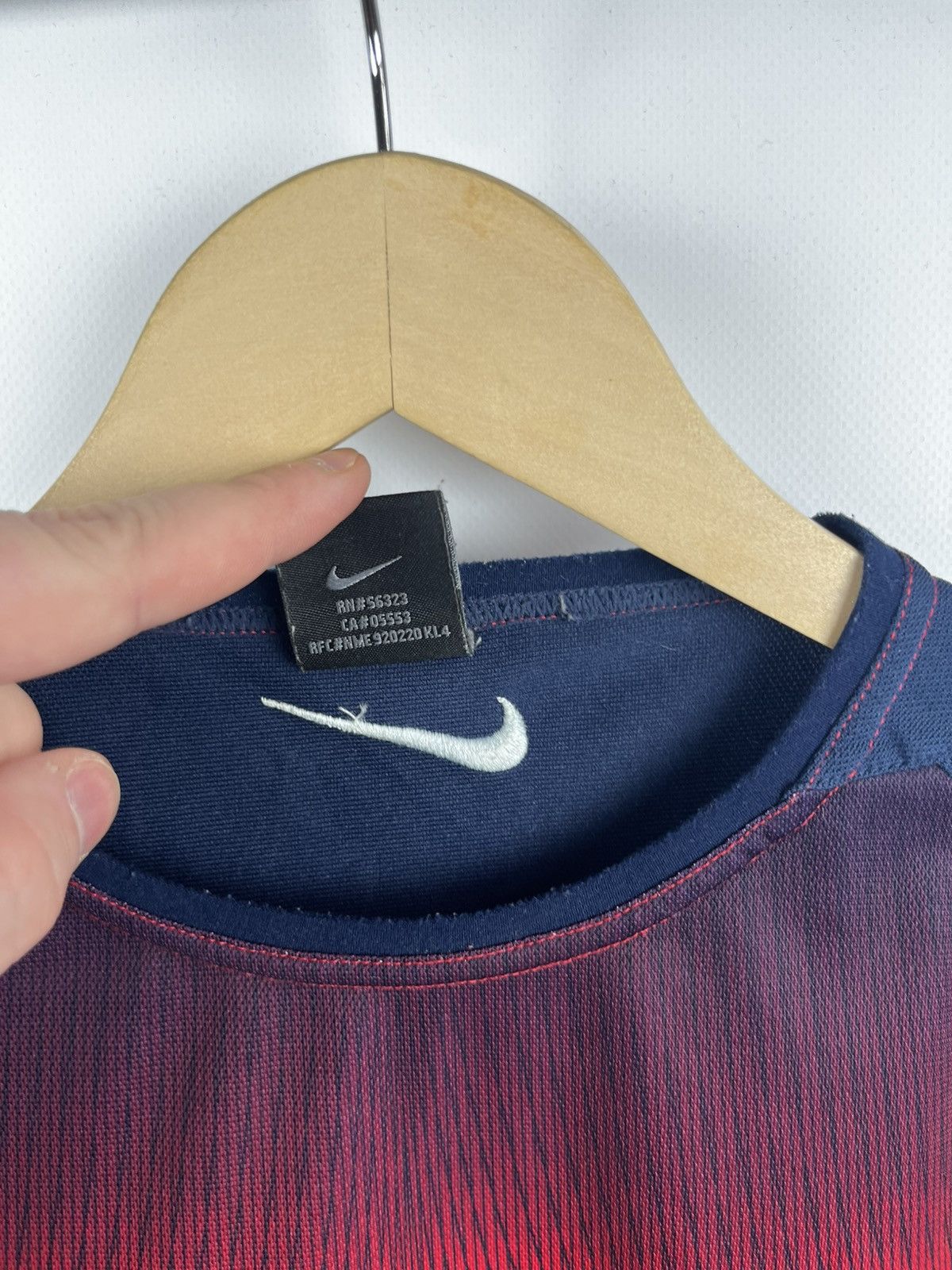 Nike Nike Central Logo Swoosh Vintage T-Shirt Red Size L Size US L / EU 52-54 / 3 - 6 Thumbnail