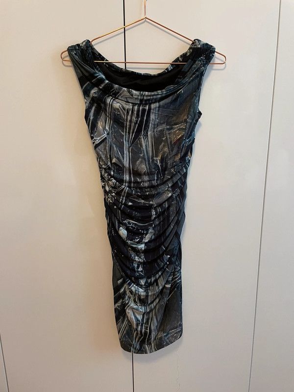 Helmut Lang Helmut Lang Body Con Dress with Cool Print Size XS / US 0-2 / IT 36-38 - 1 Thumbnail