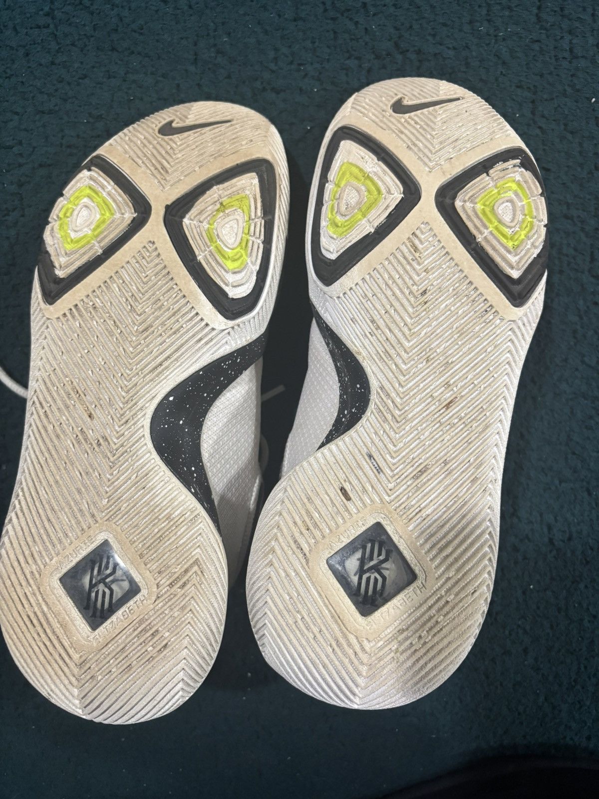 Nike Nike Kyrie 3 White and Black Size US 9 / EU 42 - 4 Thumbnail