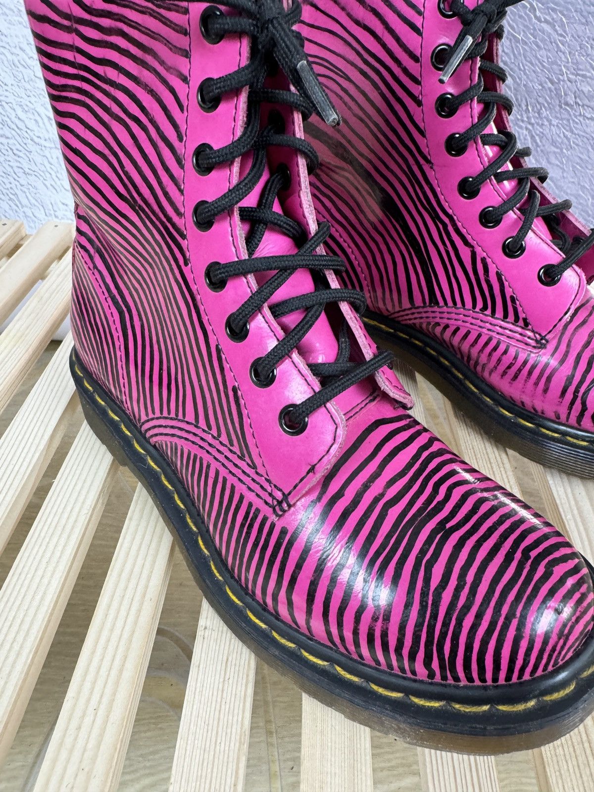 Dr. Martens dr martens 1460 w aw501 hot pink patent leather boots Size US 7 / IT 37 - 4 Thumbnail