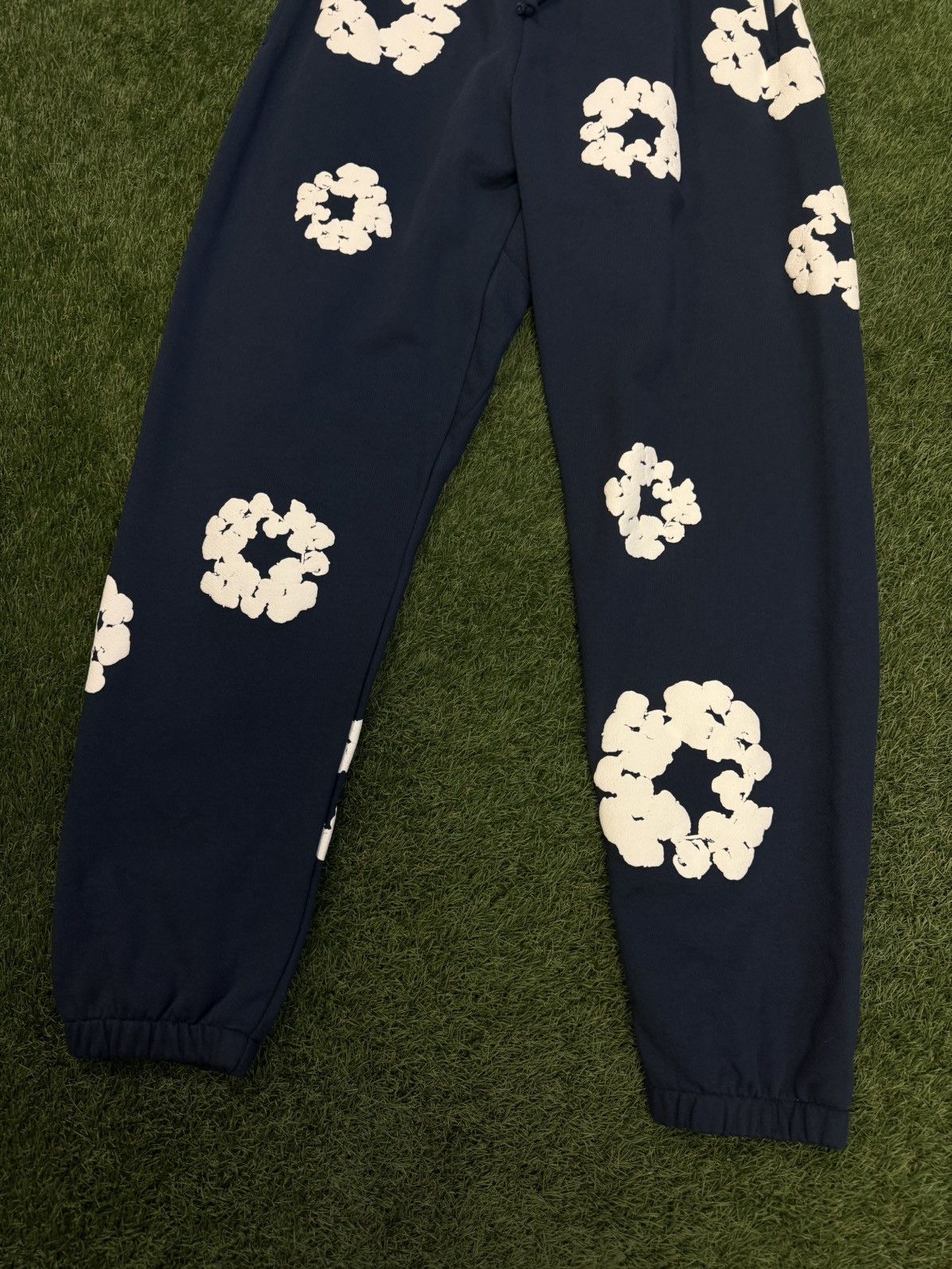 DENIM TEARS Denim Tears Cotton Wreath Sweatpants Navy Blue (M) Size US 31 - 5 Thumbnail