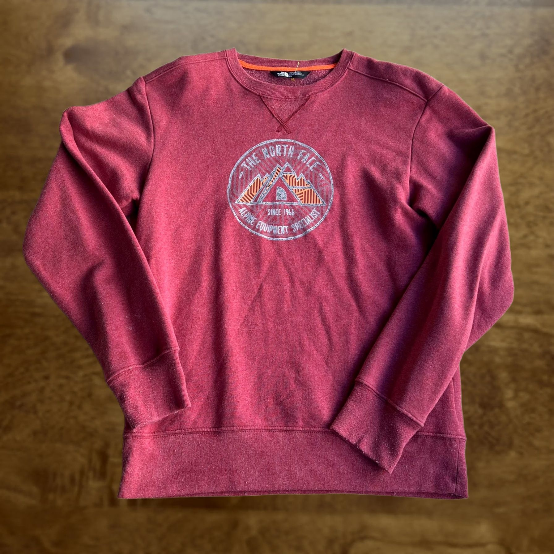 The North Face The North Face Sweatshirt Mens Small Red Crewneck Pullover Graphic Mountains Size US S / EU 44-46 / 1 - 1 Thumbnail